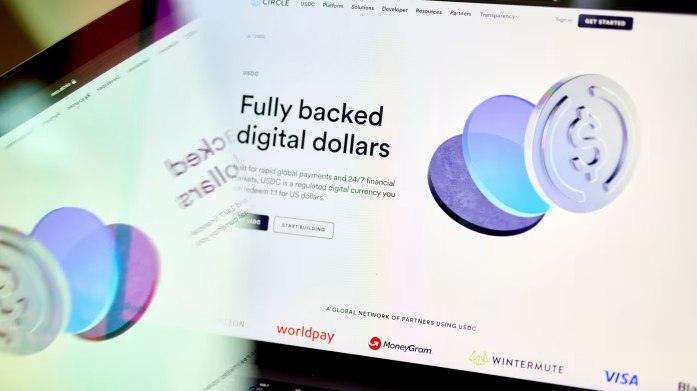 Circle изучает возврат стейблкоинов при мошенничестве или конфликтах Circle рассматривает вариант реализации обратимых криптовалютных операций когда средства возвращаются клиентам в случае мошеннических действий хищений или споров между сторонами Компания также предлагает пользователям настраиваемый уровень прозрачности для сокрытия финансовых данных обеспечивая защиту личной информации investing