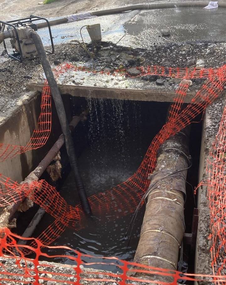 НР ЖКХ Две аварии оставили без тепла десятки домов в Новороссийске Сегодня утром 15 января 2026 года выявили утечку теплоносителя на улице Глухова В обед была выявлена утечка на трубопроводе диаметром 219 мм на улице Шевченко 13 Специалисты АТЭК приступили к аварийно восстановительным работам Но в результате без отопления и горячего водоснабжения остались около 30 многоквартирных домов и детсады ул Алексеева 25 29 50 52 54 ул Глухова 3 6 8 ул Дзержинского 126 140 ул Карамзина 2 8 45 ул Рыжова 30 пр Ленина 9А 9Б 11 13 15 17 19 21 ул Черняховского 17 19 21 ул Чехова 20 ул Снайпера Рубахо 23 ул Энгельса 60 66 70 71 72 74 Под ограничения попали три детских сада 45 70 и коррекционный детский дом на ул Энгельса 68 Ориентировочное время завершения работ для большинства домов 18 00 15 января 2026 года После этого будет произведён запуск ЦТП и постепенный набор нормативных температурных параметров Последствия второй аварии дома по улице Энгельса и обещают ликвидировать позже в 20 30 novorab official Мы в МАХ