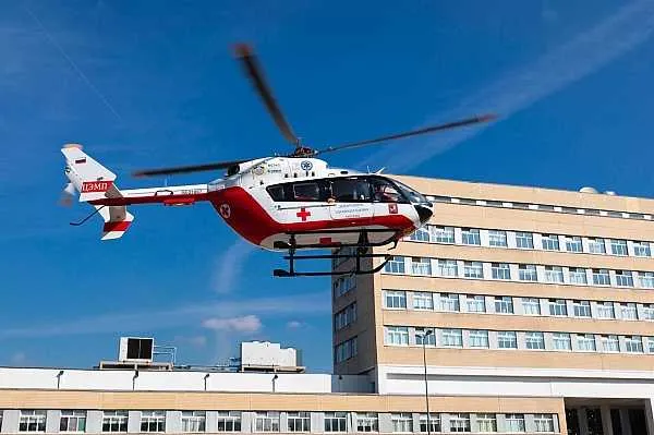Московский авиационный центр за первый квартал 2026 года спас 136 человек Более 130 человек спасли специалисты Московского авиационного центра МАЦ за первый квартал 2026 года Об этом сообщает ТАСС МАЦ уникальная организация экстренного реагирования аналогов которой нет ни в одном другом российском регионе Экипажи воздушных судов оперативно эвакуируют пострадавших в ДТП и госпитализируют больных принимают участие в тушении пожаров сказал заммэра Москвы Петр Бирюков Он уточнил что за январь март специалисты авиацентра спасли 136 человек в том числе оперативно доставили в медучреждения 22 пострадавших в происшествиях и соматических пациентов с сердечно сосудистыми заболеваниями aviaru net n294662 Оставайся в информационном потоке подпишись на наш канал в MAX