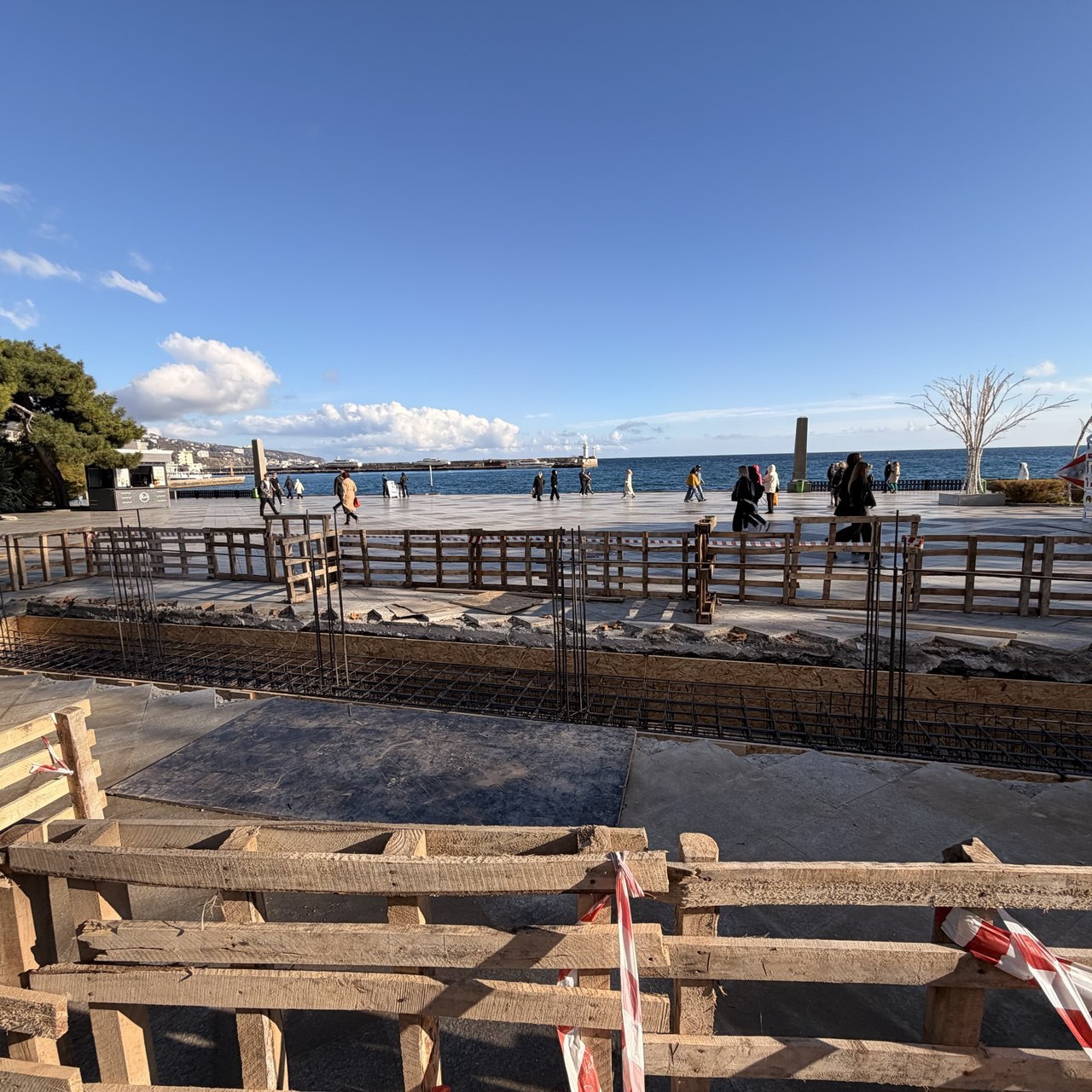 В Ялте продолжаются работы по благоустройству общественной территории Городской сад На первом этапе благоустраивается территория порядка 1 7 гектар На втором этапе планируется благоустройство прилегающей улично дорожной сети Чехова Морской Екатерининской подъезд к домам Имеющиеся зелёные насаждения и фонтан будут сохранены В завершающей стадии находятся работы по устройству траншей под электроснабжение и видеонаблюдение монтаж кабелей в траншеи монтаж плитки и бортового камня Ведутся работы по монтажу гранитной плитки и устройство бетонного основания Арки После окончания всех работ территория преобразится за счёт новых современных форм озеленения освещения и элементов дизайна Всероссийский конкурс проводится по поручению Президента Российской Федерации в рамках федерального проекта Формирование комфортной городской среды национального проекта Инфраструктура для жизни Фото региональный проектный офис