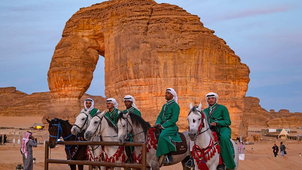 Безвиз с Саудовской Аравией заработает в ближайшие месяцы Посол РФ Сергей Козлов сообщил что соглашение о взаимной отмене виз подписанное 1 декабря 2025 года вступит в силу после завершения внутренних процедур По его словам это займёт несколько месяцев Граждане обеих стран смогут находиться без виз до 90 дней в течение года по заграничным дипломатическим и служебным паспортам Сейчас россиянам доступна e Visa или виза по прибытии на срок до 90 дней Также Россия и Саудовская Аравия прорабатывают расширение географии полётов Рассматриваются рейсы из Джидды и Эр Рияда в Санкт Петербург и Казань Возможны и другие города В 2025 году уже запущены прямые рейсы Москва Эр Рияд и Москва Джидда С марта 2026 года планируются рейсы Сочи Эр Рияд tipical vizovik