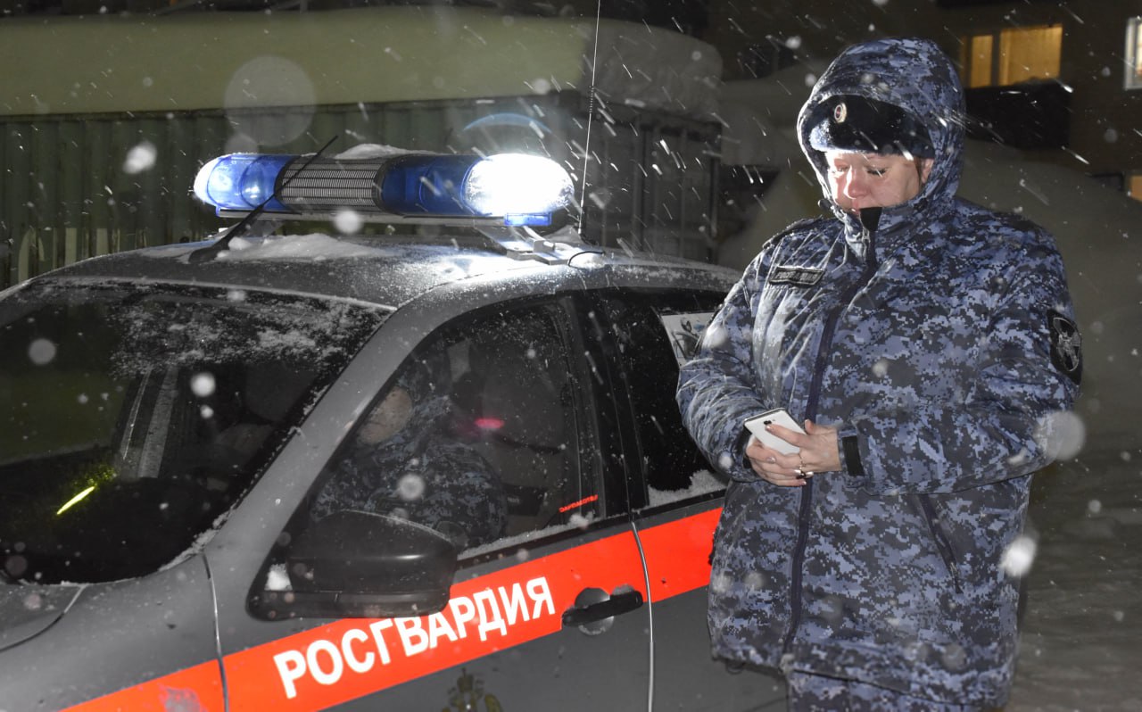 Островные правоохранители помогли найти мальчика сбежавшего ночью 23 января  13 летний подросток ушел из дома в частном секторе на окраине Южно Сахалинска после семейной ссоры Вызов сотрудникам вневедомственной охраны Росгвардии поступил от матери мальчика обеспокоенной его ночным исчезновением Уточнив приметы и во что был одет беглец правоохранители оперативно начали обследовать прилегающую территорию дворы подъезды и детские площадки Подростка обнаружили в двух кварталах от дома и передали родителям Его жизни и здоровью ничего не угрожало Не скрывая слез радости семья мальчика выразила благодарность всем участникам поисковых мероприятий   Подписаться на нас Telegram I MAX Прислать нам новость Sakhonlinebot