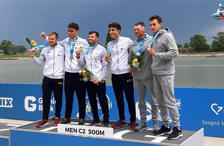 Приморские гребцы взяли золото и две бронзы на Кубке мира 6+ в Венгрии Серебряный призер Олимпийских игр, многократный чемпион мира Иван Штыль успешно открыл международный сезон двумя бронзовыми медалями на первом этапе Кубка мира по гребле на байдарках и каноэ в Сегеде. Свою первую бронзу он выиграл в гребле на каноэ-одиночке на 200 метров. Это произошло на арендованной, сломанной лодке, которую срочно отремонтировали перед стартом. Вторую бронзу он завоевал в дуэте с Захаром Петровым в каноэ-двойке на 500 метров. Отметим, что золото в копилку национальной сборной также принес спортсмен из Приморья, выступающий за регион в параллельном зачете – Дмитрий Шаров.Он выступал в гонке на 500 метров в составе российской четверки каноэ. Фото: министерство физической культуры и спорта Приморского края PrimaMedia Прислать новость