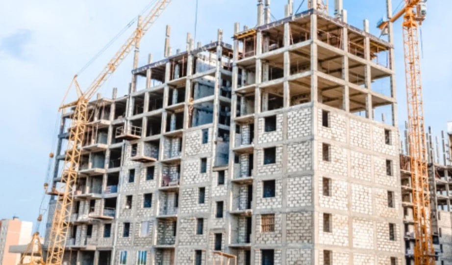 Более 5400 семей приобрели квартиры с господдержкой в Хабаровском крае в 2025 году В регионе становится все больше семей купивших квартиры по программе дальневосточной ипотеки запущенной по поручению Президента РФ   Вопросы демографии и поддержки семей с детьми всегда в поле зрения Главы государства Об этом Владимир Путин говорил и на прошедшей прямой линии По инициативе полпреда Президента РФ В ДФО Юрия Трутнева и по поручению главы государства действие дальневосточной ипотеки постоянно продлевается и обновляется Оценил плюсы дальневосточной ипотеки и 26 летний хабаровчанин Даниил Базовая ставка 2 это лучшее что сейчас есть на рынке ипотечного кредитования Всем кто сомневается советую брать ДВ ипотеку и покупать квартиру сказал Даниил   С 1 декабря 2025 года программа расширена на многодетные семьи и работников госмуниципальных образовательных организаций нацрейтинг27 инвестклимат27 ХАБАРОВСКИЙ КРАЙ в МАХ