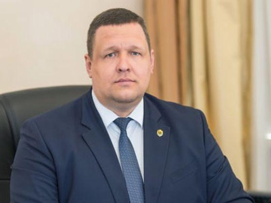 В мэрии Нефтеюганска и доме замглавы администрации проходят обыски Павла Гусенкова подозревают в превышении должностных полномочий Telegram канал Ura ru пишет что дело может быть связано с продажей муниципального имущества в частности объектов принадлежащих комбинату питания и аптечной сети Уточняется что до назначения в администрацию Нефтеюганска Гусенков возглавлял компанию ООО Вис Сервер а до этого занимал должность прокурора города Подпишись на Говорит Москва