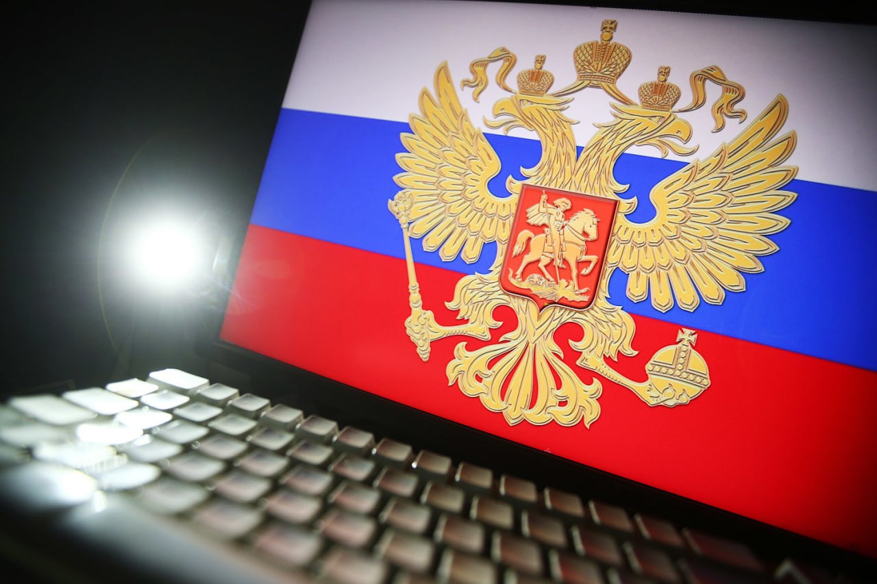 Вам ГИС, и мне ГИС Правительство внесло в Госдуму новый проект поправок к закону «Об информации, информационных технологиях и о защите информации». Согласно этим поправкам, все ГИС, как действующие, так и будущие, будут обязаны подключиться к системе ГосСОПКА и уведомлять ФСБ обо всех компьютерных инцидентах и результатах внутренних расследований. При этом, новое определение ГИС значительно расширяется. Под него будут подпадать любые IT-системы, используемые ведомствами для межведомственного взаимодействия или сбора статистических данных. Как отмечает бизнес-консультант по информационной безопасности Positive Technologies Алексей Лукацкий, в случае принятия законопроекта почти любая внутренняя система — будь то отдел кадров, бухгалтерия, а также сайты, системы работы с гражданами и т.п. — будет относиться к ГИС. В результате, все эти новые требования могут усилить нехватку кадров в IT-отрасли. Сбор данных об инциденте в течение 24 часов должен ведь кто-то осуществлять. И это придётся делать практически во всех госорганах, в том числе и в регионах, что создаст дополнительную нагрузку на существующие ресурсы и потребует привлечения новых специалистов по информационной безопасности ™ СофтТех