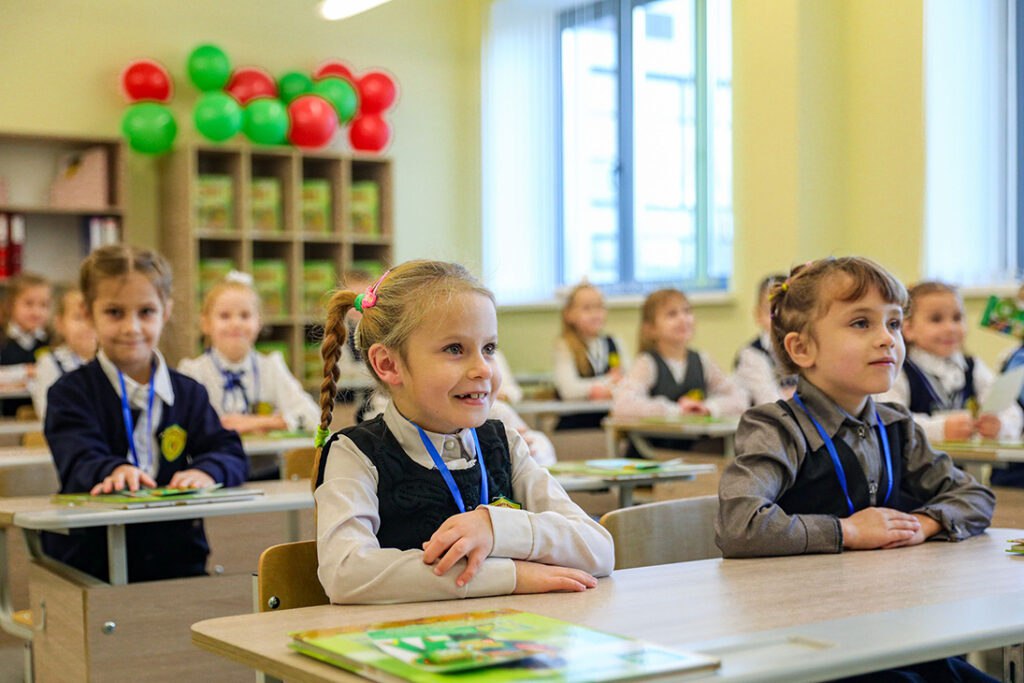 Урок Мужества проведут в школах Беларуси 7 мая Тематический урок будет посвящен 80-летию Великой Победы, рассказали в Минобразования. В ведомстве отмечают, что такой формат занятий поможет углубить знания учащихся о героизме и решающем вкладе белорусов и других народов Советского Союза в Победу над нацистской Германией, а воспоминания об исторических событиях окажут влияние на воспитание у подрастающего поколения чувства гордости за героев-победителей. #образование Подпишись — Минская правда MLYN.by