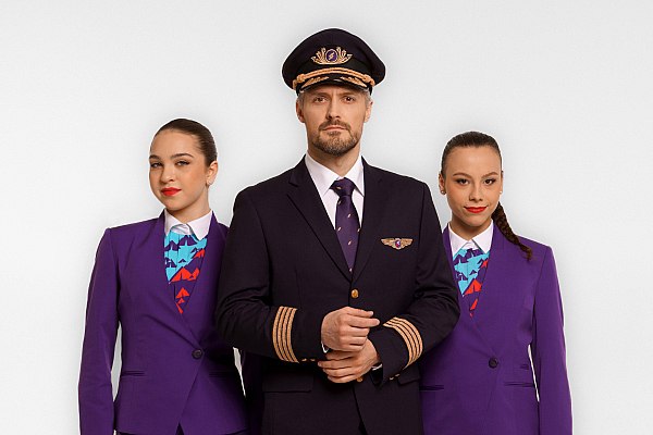 Росавиация поддержала инициативу против высоких каблуков у стюардесс Росавиация поддержала идею отказа от обязательного ношения бортпроводницами туфель на высоких каблуках и направила такие рекомендации авиакомпаниям но напрямую ведомство не может вмешиваться в дресс код Об этом сообщает ТАСС Как отмечается такой ответ составил замминистра транспорта РФ Александр Пошивай на обращение депутатов от фракции Новые люди Ранее парламентарии выступили с инициативой запретить российским авиакомпаниям вводить требования об обязательном ношении обуви на высоком каблуке бортпроводницами По их словам стюардессы проводят на ногах от 10 до 12 часов и ношение все это время высоких каблуков увеличивает нагрузку на вены и стопы и несет риск для здоровья aviaru net n290633