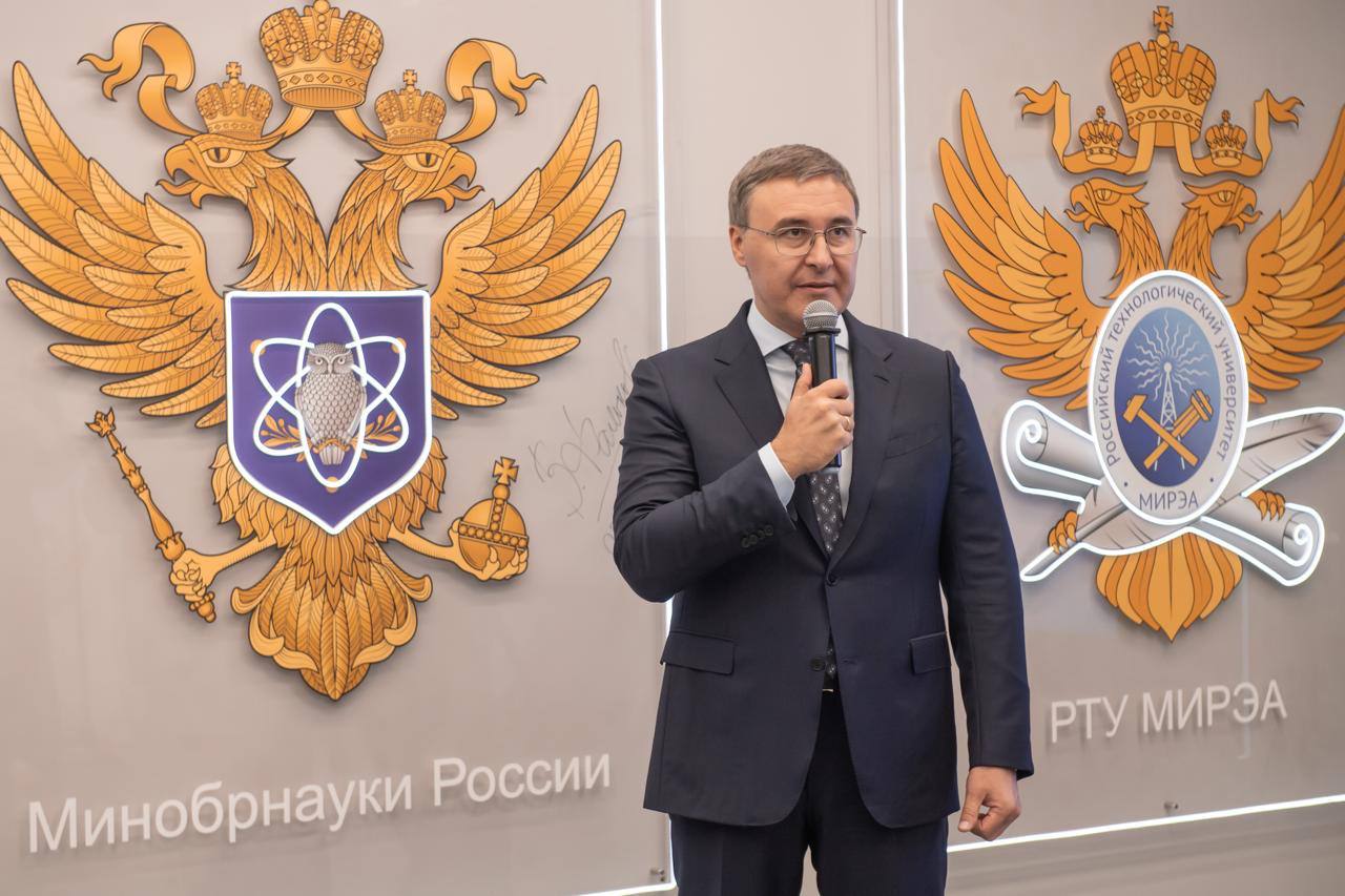 Валерий Фальков открыл научно-образовательный центр «Искусственный интеллект» в РТУ МИРЭА Деятельность НОЦ «Искусственный интеллект» направлена на разработку перспективных решений в области ИИ и их практическое применение в сферах образования, здравоохранения, экономики, финансов. Центр создан при поддержке Федерального казначейства, которое уже активно использует ИИ-технологии для анализа документации, автоматической генерации ответов на запросы и прогнозирования рисков. Глава Минобрнауки отметил высокий уровень знаний, навыков и опыта коллектива РТУ МИРЭА, благодаря чему выстраивается эффективное сотрудничество вуза с федеральными органами исполнительной власти, среди которых – Федеральное казначейство и Минфин. В НОЦ формируется сквозная система подготовки кадров в сфере ИИ. Так, уже в 2024 году переобучение прошли 80 сотрудников Федерального казначейства, в этом году его пройдут более 540 специалистов. Еще более 700 студентов прошли обучение на цифровой кафедре по программе «Программные средства решения прикладных задач искусственного интеллекта» за 2024–2025 годы. Президент Владимир Путин отмечал, что наличие собственных разработок нового поколения ИИ – одно из ключевых условий научного, технологического и, что важно, мировоззренческого суверенитета нашей страны. Сегодня в России уже функционирует 12 исследовательских центров ИИ, а к 2030 году планируется увеличение их числа до 14. Это позволит оптимизировать деятельность государственных органов, а также обеспечить технологический суверенитет и конкурентоспособность России в области цифровых решений. Новости Правительства России