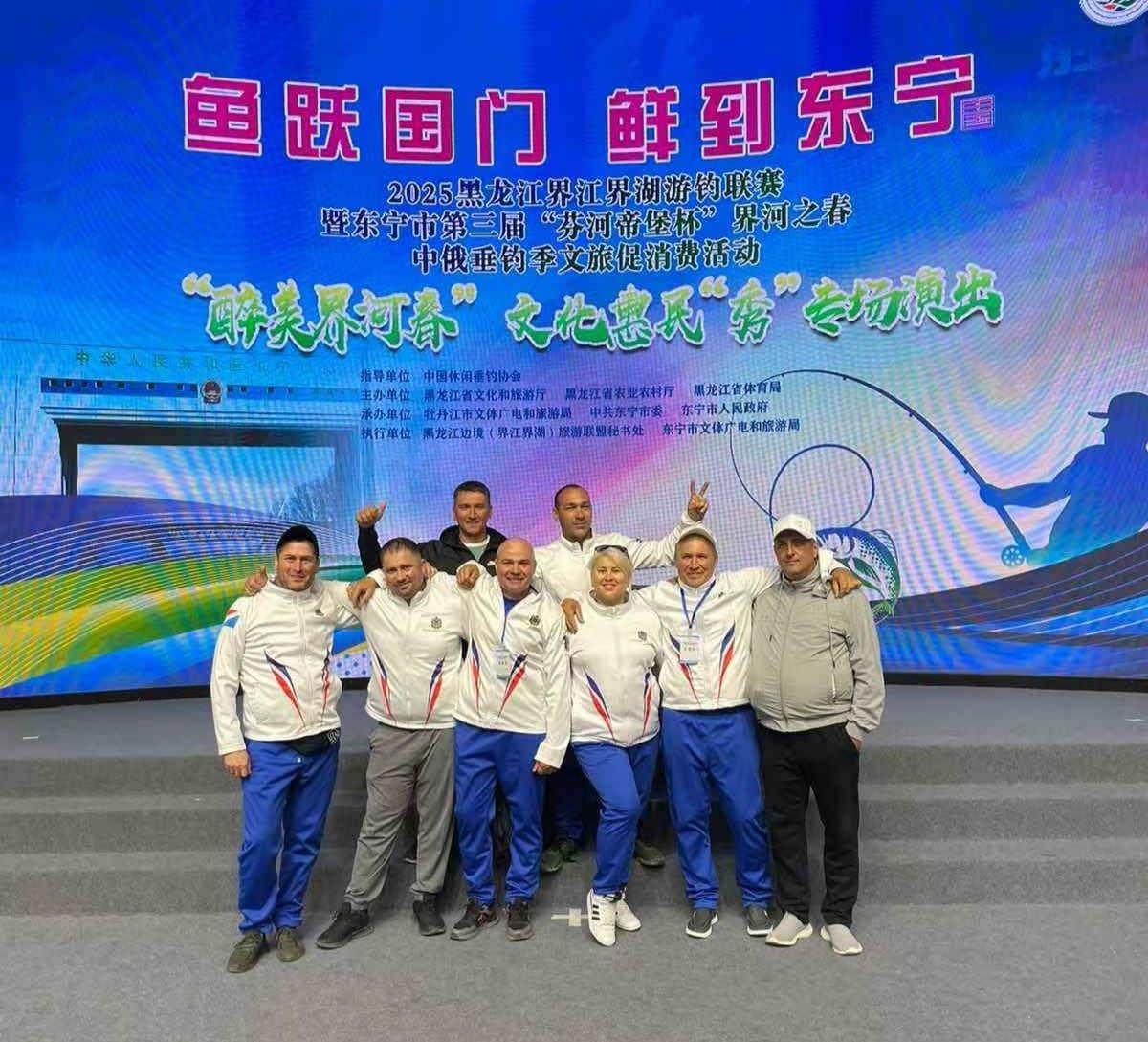 Приморские рыбаки взяли бронзу на Китайско-Российском чемпионате! С 14 по 16 мая 2025 года сборная Приморского края в составе 13 спортсменов Федерации рыболовного спорта Уссурийска отправилась на III Китайско-Российский открытый чемпионат по рыбной ловле в городе Дуннин провинция Хэйлунцзян . Жаркие баталии состоялись на реке Суйфун Раздольная . Соревнования проходили в живописной локации «Пограничный столб 373» деревня Синли . Участники ловили рыбу в два тура по 5 часов — 15 и 16 мая. Условия были непростыми: Более 100 участников из России и Китая Сильное течение реки В зачет шла только краснопёрка дальневосточный угай , пойманная на донную снасть Наши герои на пьедестале! После двух дней борьбы определились призёры. Среди них – наш земляк Сергей Стась, занявший 3-е место в личном зачёте с двумя пойманными рыбами! Также в ТОП-10 вошли: Алексей Лоюк Андрей Сидоренко Евгений Рябоконь Каждый из них поймал по одной рыбе и показал отличный результат! Солидный призовой фонд Общий призовой фонд составил 100 000 юаней 1,2 млн рублей . Победители получили: 1 место – 30 000 юаней 2 место – 20 000 юаней 3 место – 10 000 юаней Кроме того, все участники, вошедшие в ТОП-20, получили памятные призы и ваучеры на 500–1000 юаней. Поздравляем наших рыбаков с достойным выступлением! Ждём новых побед на международной арене!