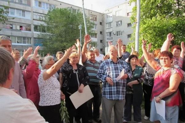 В Госдуму внесут законопроект об упрощении собраний жильцов многоквартирных домов В ближайшее время в Государственную Думу РФ планируется внести законопроект, который упростит проведение общих собраний собственников жилья в многоквартирных домах. Об этом сообщил член комитета по строительству и ЖКХ Марат Нуриев. Суть инициативы — снизить необходимый кворум для повторных собраний с 50% до 25%. Сегодня, согласно Жилищному кодексу, собрание считается состоявшимся, если в нем участвуют собственники, обладающие более половины голосов. Однако, по словам экспертов, до 40% таких собраний не могут быть признаны действительными из-за нехватки участников. Что изменится: Если законопроект будет принят, при повторном собрании для принятия решений по ряду вопросов будет достаточно участия собственников с более чем 25% голосов. Какие вопросы затрагивает законопроект: перепланировка помещений, входящих в общее имущество; использование и благоустройство придомового земельного участка; выбор способа управления МКД и управляющей компании; определение платы за содержание жилья; вопросы текущего ремонта; заключение договоров на ресурсо- и мусороснабжение; использование общего имущества дома. Инициаторы инициативы уверены, что такие изменения повысят эффективность управления многоквартирными домами и позволят быстрее решать важные коммунальные вопросы.
