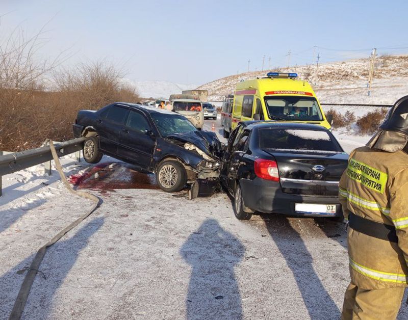 В Бурятии молодой водитель неудачно пошел на обгон  ДТП случилось днем 13 января в селе Саратовка Тарбагатайского района. Как сообщили в ГИБДД, на улице Ленина 24-летний водитель автомобиля «Датсун» при обгоне совершил касательное столкновение с «Вольво», а затем врезался в «Хонду Торнео». В результате аварии 47-летняя пассажирка «Хонды» получила травмы различной степени тяжести. Женщину госпитализировали. #Бурятия       Сообщить нам свою новость можно по кнопке:       Письмо в редакцию