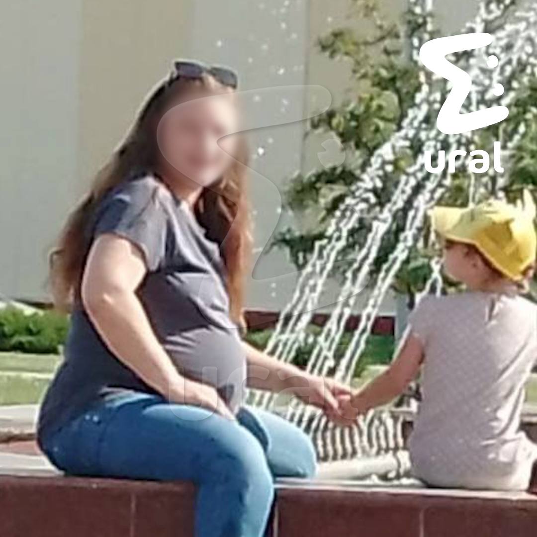 На фото — предположительно, женщина, которая справила нужду на девушку в Карпинске. 36-летняя Наталья не замужем. Есть сожитель Николай. Раньше работала в местном продуктовом. Местная жительница рассказала, что Наталья в 2011-м с двумя мужчинами убила её отца и за это села на пять лет. Сейчас она под домашним арестом. Возбуждено уголовное дело по статье "Насильственные действия сексуального характера". Предварительно, после издевательств пострадавшая совершила суицид.