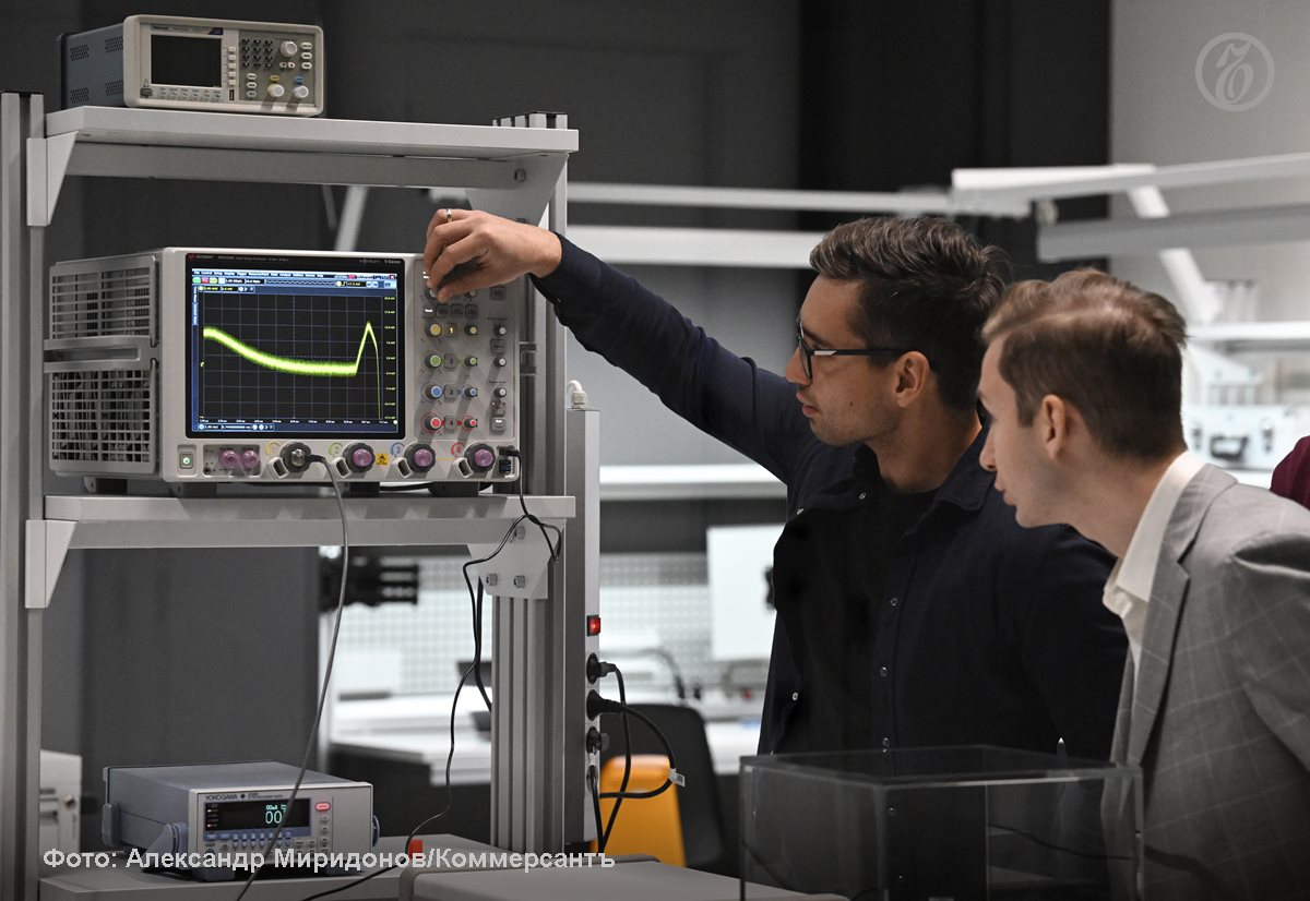 63 девятиклассников отказались от высшего образования и выбрали для поступления колледжи и техникумы Минпросвещения отвечая на запрос Ъ предоставило окончательные данные по приемной кампании 2025 года в учреждения среднего профессионального образования СПО Всего было подано около 4 млн заявлений от абитуриентов для поступления в СПО из них зачислено 1 3 млн Сейчас в СПО обучается 3 9 млн студентов На эти рекордные цифры мы вышли впервые за пятьдесят лет подчеркивают в министерстве Только в 1970 х годах в техникумах и училищах было 4 млн ребят Самое большое число студентов в Москве Краснодарском крае Санкт Петербурге Московской Свердловской и Челябинской областях Больше всего абитуриентов было зачислено на профессии и специальности Сестринское дело Информационные системы и программирование Туризм и гостеприимство Сварщик Поварское и кондитерское дело Мастер по ремонту и обслуживанию автомобилей Преподавание в начальных классах и др Ъузнал