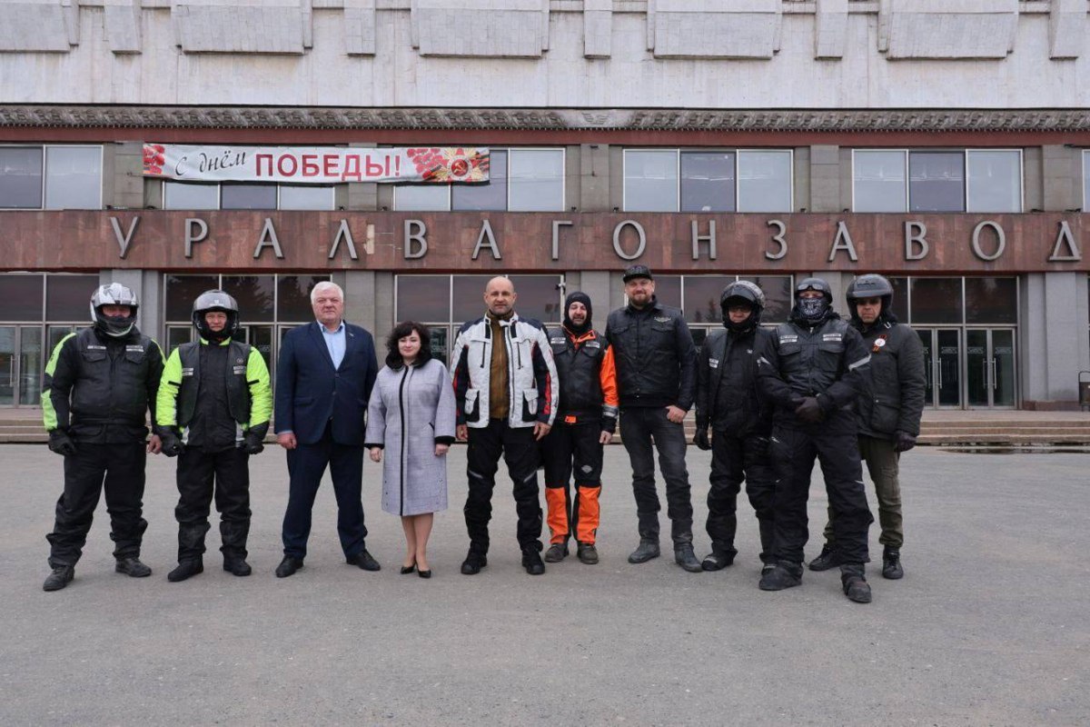 Полпред в УрФО Артём Жога сегодня посетил одно из главных оборонных предприятий региона — «Уралвагонзавод». Туда он прибыл на мотоцикле в рамках мотопробега в честь 80-летия Великой Победы Мотопробег по Уралу с участием Жоги стартовал 10 мая. Полпред планировал проехать около 1000 км по «Городам трудовой доблести» Свердловской области. Завершилось путешествие сегодня, 11 мая, в Верхней Пышме Фото: Артем Жога «Уральский меридиан»