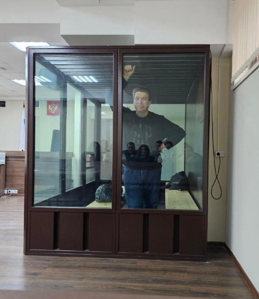 Протестантского пастора приговорили к четырем годам колонии за антивоенную проповедь Балашихинский городской суд Московской области приговорил 63 летнего служителя пятидесятнической церкви Николая Романюка к четырем годам колонии общего режима по делу об интернет призывах к деятельности направленной против безопасности государства ч 2 ст 280 4 УК Об этом сообщает SOTAvision Отмечается что пастору также запретили администрировать сайты в течение трех лет Поводом для возбуждения уголовного дела стала проповедь Романюка опубликованная в сентябре 2022 года на ютуб канале церкви в которой он служил пастором В своем обращении Романюк сравнил участие в войне с греховными искушениями и призвал прихожан не вступать в боевые действия Фото телеграм канал Жучка