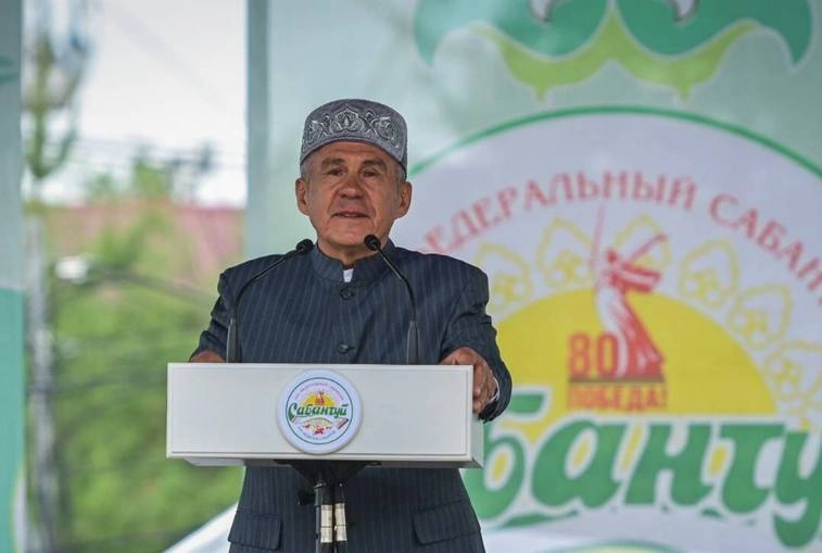 Рустам Минниханов поприветствовал гостей и участников Сабантуя в поселке Мирный  В Казанском поселке Мирный началось празднование Сабантуя, где жители и гости города смогли ознакомиться с тематическими подворьями 11 районов Татарстана, отражающими традиции и символы муниципалитетов.   Среди почетных гостей мероприятия были вице-премьер РФ Марат Хуснуллин, Раис Татарстана Рустам Минниханов, председатель партии «Справедливая Россия – За правду» Сергей Миронов и мэр Казани Ильсур Метшин.  На майдане прошло масштабное представление, в котором через танцы и песни была рассказана история Сабантуя и традиционных забав. Рустам Минниханов отметил важность праздника и выразил благодарность труженикам села, а Ильсур Метшин подчеркнул значимость сельского труда для обеспечения продовольственной безопасности.  «Сегодня очень красивый праздник. Мы пригласили тружеников села, передовиков производства, семьи, которые 50 лет живут вместе, аксакалов, жен участников СВО. Давайте им поаплодируем отдельно. Пожелание одно — только победа», — отметил Рустам Минниханов.  После представления начались соревнования по борьбе, где будет определен главный батыр Сабантуя. Праздничные гуляния продолжатся до вечера.   Подписаться   Сообщить новость