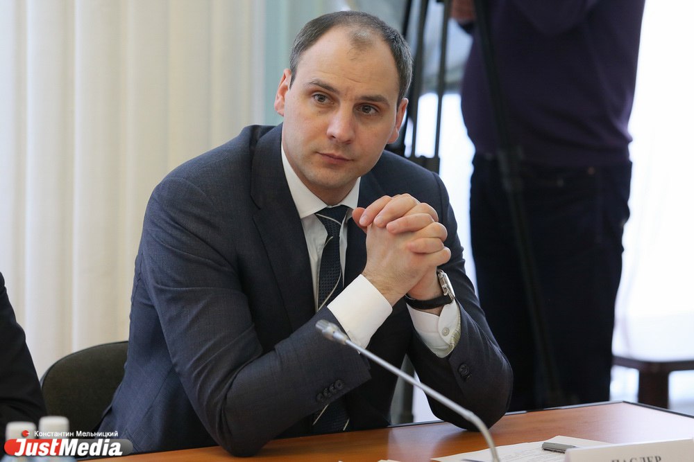 Президиум регионального политсовета «Единой России» проголосовал за кандидатуру Дениса Паслера для выдвижения его кандидатом на выборах губернатора Свердловской области. Решение было принято вечером во вторник, 9 июня, на заседании президиума по итогам праймериз. Спарринг-партнером врио губернатора на праймериз выступал глава Екатеринбурга Алексей Орлов. В рамках предварительного голосования оба кандидата ездили по области и встречались с секретарями первичных отделений управленческих округов.