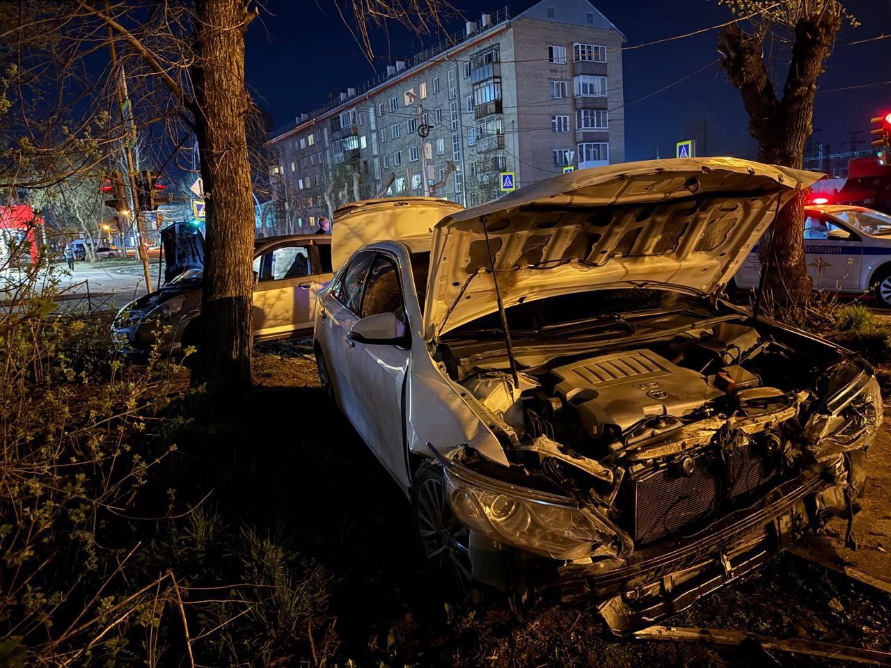 Пьяный подросток устроил аварию В Дзержинском районе Новосибирска 17-летний юноша без прав устроил серьёзное ДТП. На перекрёстке он проехал на красный свет на Toyota Camry и врезался в Honda Fit. В ДТП пострадал 32-летний водитель Honda Fit, его увезли в больницу с травмами. Подростка же и владельца Toyota Camry привлекли к административной ответственности. Вести Новосибирск