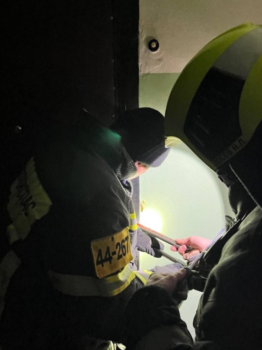 Срочный выезд Спасатели освободили из запертой квартиры детей Вчера работники поисково спасательного поста ПСЧ 267 Мособлпожспас оперативно отреагировали на тревожный вызов В Солнечногорске мама двоих маленьких девочек случайно захлопнула дверь оставив ключи внутри В квартире остались её малышки 2 и 8 лет   Пока младшая плакала у двери старшая крепко спала и не слышала звонков Каждая минута была на счету Прибыв на место вызова спасатели действовали профессионально за несколько минут с помощью специального инструмента аккуратно вскрыли дверной замок   В квартире специалисты обнаружили что старшая девочка продолжала спать а младшая хоть и испугалась не пострадала Медицинская помощь детям не потребовалась Друзья берегите себя и своих близких Всегда проверяйте есть ли у вас с собой ключи прежде чем закрыть дверь Подпишись на нас в МАХ