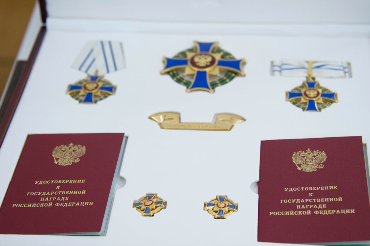 Многодетные семьи из Челябинска получили государственные награды Указ подписал президент Владимир Путин Орденом Родительская слава награждены Артем и Юлия Согрины а Ксения и Ролан Зантария медалями ордена Родительская слава Награды вручены как говорится в указе за больше заслуги в укреплении института семьи и воспитании детей Орден Родительская слава с вручается семьям воспитывающим семерых и более детей младшему должно быть не менее трех лет медаль ордена если детей четверо и более Для получения награды необходимо соответствовать ряду критериев достойное воспитание детей их успехи в учебе и участие в жизни семьи и общества Подписаться на chelkp
