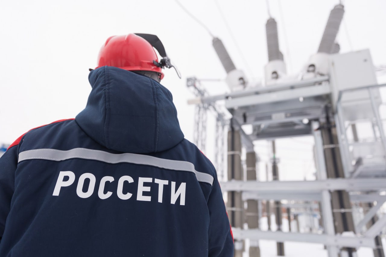 Врио губернатора Денис Паслер обсудил с генеральным директором «Россети Урал» Дмитрием Воденниковым вопросы функционирования электросетевого комплекса для устойчивого развития региона В числе обсуждаемых вопросов — подготовка к зимним нагрузкам, кадровое обеспечение, а также проекты развития. «С начала года «Россети Урал» обеспечили электричеством более 30 новых социальных объектов – это 10 фельдшерско-акушерских пунктов, 18 медицинских учреждений, 5 объектов сферы образования. До конца 2026 года будет подключено еще порядка 50 социальных объектов. Компания держит курс на модернизацию энергетической инфраструктуры, повышение её эффективности и расширение сети. В текущем году объем средств на модернизацию и ремонт энергооборудования сетевой инфраструктуры составят порядка 16 миллиардов рублей. Надёжность, доступность энергообеспечения напрямую влияет на качество жизни каждого жителя нашего региона», – сказал Денис Паслер. Дмитрий Воденников среди крупных инвестиционных проектов, которые реализуются в Свердловской области, выделил реконструкцию подстанции 110 кВ «Рассоха», а также масштабную реконструкцию подстанции 110 кВ «Свердловская», которая обеспечивает электроэнергией северную часть Екатеринбурга. Кроме того, в настоящее время компания завершает строительство инфраструктуры распределительной сети 10 кВ для проекта «Кампус УрФУ – центр цифровой трансформации» в Екатеринбурге. Отдельно Дмитрий Воденников остановился на вопросе развития кадрового потенциала. «Для нас очень важна поддержка проекта «Профессионалитет», которая позволяет готовить высококвалифицированные кадры для энергетической отрасли. Это помогает нам в реализации ключевой задач по обеспечению надежного и бесперебойного электроснабжение потребителей. Энергетики «Россети Урал» работают для того, чтобы регион развивался динамично, а жители получали качественное и стабильное энергоснабжение», – отметил Дмитрий Воденников. Глава компании подчеркнул, что «Россети Урал» в полной мере выполнят все мероприятия программы технического обслуживания и ремонтов в 2025 году для подготовки к зимним максимумам нагрузки. На подготовку к предстоящим холодам направлено свыше 3 миллиардов рублей.