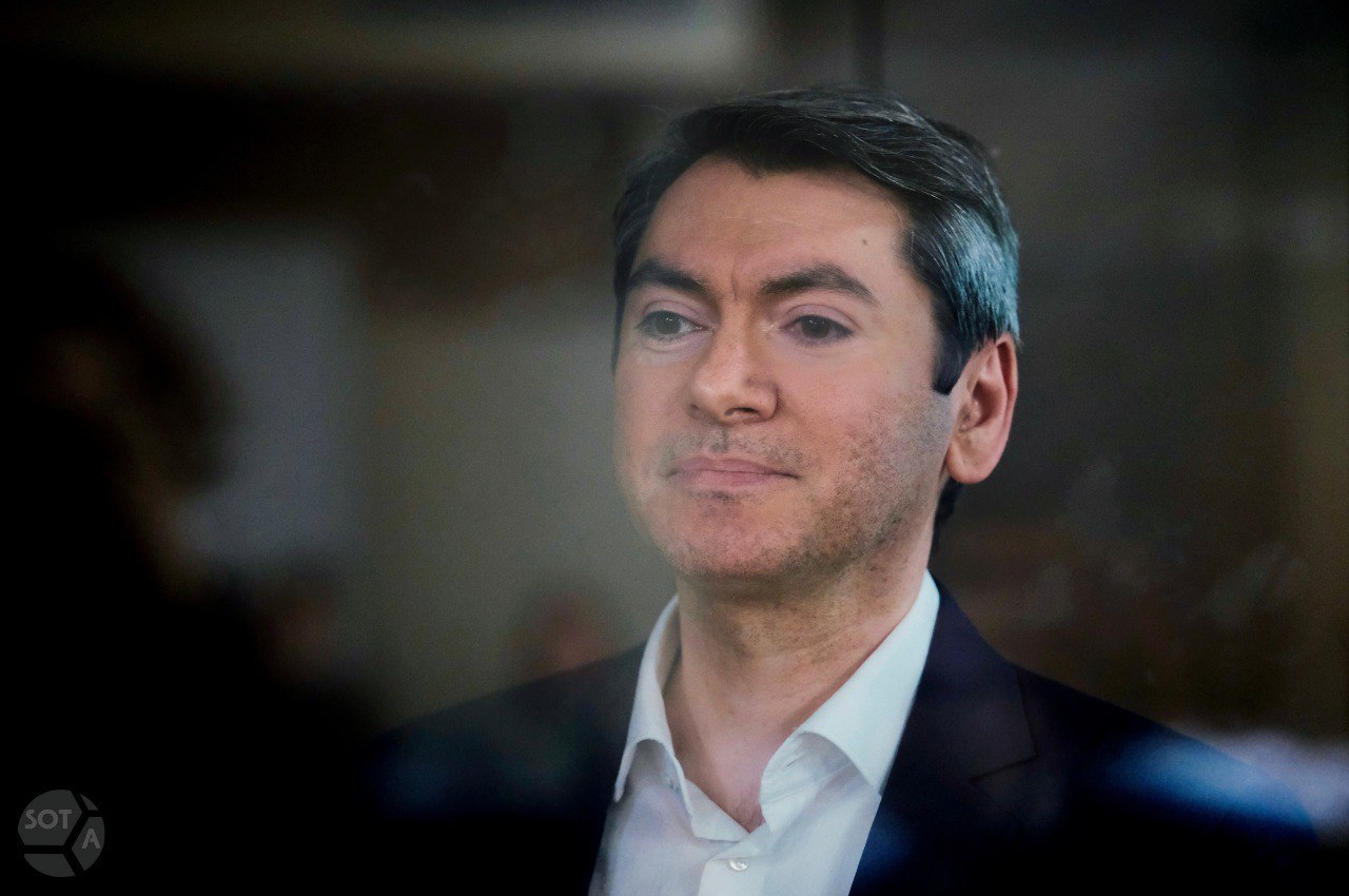 Cопредседателю Голоса Григорию Мельконьянцу утвердили приговор в 5 лет колонии Мосгорсуд отклонил апелляцию на приговор сопредседателю движения Голос Григорию Мельконьянцу осужденного на 5 лет колонии по обвинению в организации деятельности нежелательной организации Европейской сети организаций по наблюдению за выборами ENEMO передает наш корреспондент в суде Осужденный участвовал в заседании по видеосвязи из СИЗО Матросская тишина Поддержать его в суде пришли представители дипмиссий ЕС Германии Норвегии Чехии Латвии Дании Швеции и Новой Зеландии В своей жалобе Мельконьянц отметил следствие не привело доказательств того что он руководил ENEMO а также не установило связь нежелательной организации с Голосом Осужденный попросил суд обратить внимание на то что у Голоса был свой устав а значит он был самостоятельной организацией Мельконьянц указал также на отсутствие доказательств того что лично он вел финансовую деятельность и вовлекал других граждан Адвокаты Ева Корнейчик Олег Кузьмичев и защитница Юлия Островская в своих жалобах поддержали заявления Мельконьянца Сторона защиты указала что в ходе процесса в суде первой инстанции были нарушены принципы законности и правовой неопределенности Голос по словам адвоката Корнейчик был зарегистрирован задолго до черногорской организации ENEMO и никак не могла быть ее подразделением Адвокат Кузьмичев заявил что действия Мельконьянца всегда были публичны например он открыто выступал в ЦИК РФ Защитник напомнил что закон не запрещает иностранному агенту публичные выступления нужно только заявлять об этом что и делал его подзащитный Зашитница Юлия Островская отметила что суд первой инстанции установил лишь что движение Голос являлось партнером движения ENEMO а не его структурной организацией Прокурор не согласилась с доводами защиты и попросила суд оставить приговор в силе Коллегия судей приняла сторону гособвинения 14 мая Басманный суд Москвы Григория Мельконьянца приговорили к 5 годам колонии общего режима по обвинению в организации работы нежелательной организации Европейской сети организаций по наблюдению за выборами ENEMO Сопредседателя движения в защиту прав российских избирателей Голос задержали в августе 2023 года перед единым днем голосования в сентябре и стартовавшей через несколько месяцев кампанией выборов президента России Фото архив SOTAvision