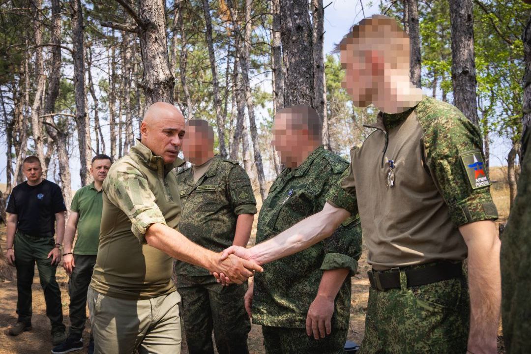 Губернатор Липецкой области Игорь Артамонов недавно побывал в Донецкой Народной Республике. Он встретился там со строителями и военными, которые трудятся на подшефных территориях. А также посетил артдивизион и заглянул в Мариуполь, где осмотрел детский сад, который сильно пострадал от обстрелов, и многоквартирный дом, который буквально возродился из руин. Глава Липецкой области сказал, что наши строители делают огромную работу, возвращая людям нормальную и комфортную жизнь. В своем тг-канале он написал: "В этой ситуации нет чужой беды – всё нужно восстанавливать вместе, потому что мы одна семья, один народ, одна страна".