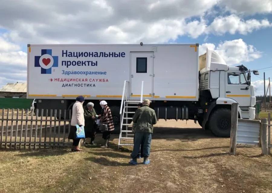 Передвижной медкомплекс совершил 18 выездов в наслеги Усть-Алданского района  18 выездов в наслеги с использованием передвижного медицинского комплекса на базе автомашины КАМАЗ совершили за первые 6 месяцев 2025 года медики Усть-Алданской центральной районной больницы, сообщает Минздрав Якутии.  «Комплекс нам предоставлен в 2021 году в рамках национального проекта «Здравоохранение», инициированного президентом страны Владимиром Путиным. С этого года данная работа ведётся по новому национальному проекту «Продолжительная активная жизнь»,  – отметили в Усть-Алданской ЦРБ.  «Использование передвижных медицинских комплексов позволяет существенно повысить доступность медицинской помощи для жителей отдалённых и труднодоступных районов. Это эффективный инструмент, который даёт возможность проводить профилактические осмотры, диагностику и консультативную помощь на местах, не дожидаясь обращения пациентов в стационары. Мы видим положительный отклик от населения и планируем продолжать развитие данного направления»,  — отметила министр здравоохранения Якутии Лена Афанасьева.    Все новости   #Яестьновость   Обсудить