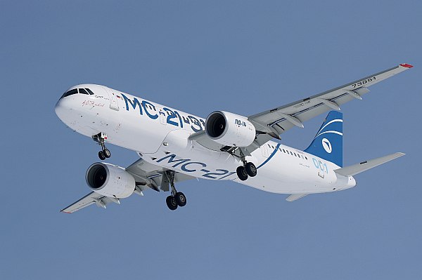 В Ростехе назвали МС-21 символом преодоления санкций Импортозамещенный самолет МС-21 стал символом преодоления санкционного давления. Уход западных партнеров внес коррективы в проект, но не заморозил его, заявил исполнительный директор Ростеха Олег Евтушенко. Об этом сообщает AVIA.RU со ссылкой на данные госкорпорации Ростех. В Ростехе напоминают, что восемь лет назад, 28 мая 2017 года, в небо впервые поднялся лайнер МС-21 «Магистральный самолет 21 века» . В составе самолета использовались иностранные системы и агрегаты. Полет проходил с аэродрома Иркутского авиационного завода нашей ОАК и продлился 30 минут. Введенные против России санкции внесли коррективы в этот проект, но не заморозили его. В результате программы импортозамещения около 80 агрегатов и систем, включая двигатели и композитное крыло, стали российскими. aviaru.net/n283960