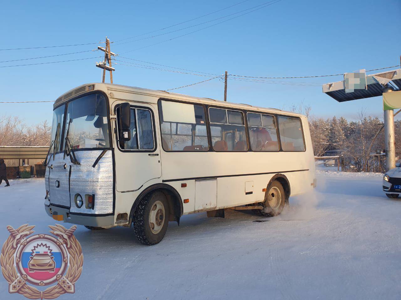 В рамках контрольно-надзорных мероприятий сотрудниками Госавтоинспекции проверены маршрутные транспортные средства, которые осуществляют перевозку пассажиров на территории г. Якутска.   В ходе проверки выявлено, что 26-летний водитель одного из маршрутных автобусов управлял транспортным средством будучи лишенным права управления в прошлом году за нетрезвое вождение, кроме того, у него отсутствовал путевой лист. В отношении его приняты меры административного воздействия. Также, в отношении индивидуального предпринимателя назначена проверка.  Помимо этого, при проверке личных документов водителя выяснилось, что у него истек срок пребывания на территории Российской Федерации, а также их субъектов. Водитель был доставлен в отдел полиции для дальнейшего разбирательства.  Отдел Госавтоинспекции МУ МВД России «Якутское»