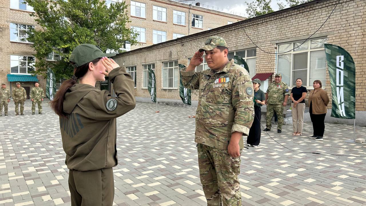 В Калмыкии стартовала первая военно-спортивная смена центра «Воин». К занятиям по программе «Время юных героев» приступили 120 подростков от 14 до 18 лет. Смена продлится две недели и пройдет в лагере «Джангар» в Элисте. У курсантов насыщенная программа обучения по огневой и тактической подготовке, применению беспилотных систем, инженерной подготовке и оказанию первой помощи. А ещё — лазертаг с элементами тактики, дрон-рейсинг, встречи с участниками СВО и спортсменами. С напутственными словами выступили директор филиала Чимид Джангаев, директор филиала Союза боевых искусств России Анжелика Андреева, проректор КалмГУ Оксана Кониева. «В этом году подготовлена уникальная программа, включающая элементы военной подготовки и патриотического воспитания. Быть курсантом центра «Воин» — значит быть юным патриотом России», — подчеркнул Чимид Джангаев. Фото: Центр «ВОИН» 08 Быть в курсе Прислать новость