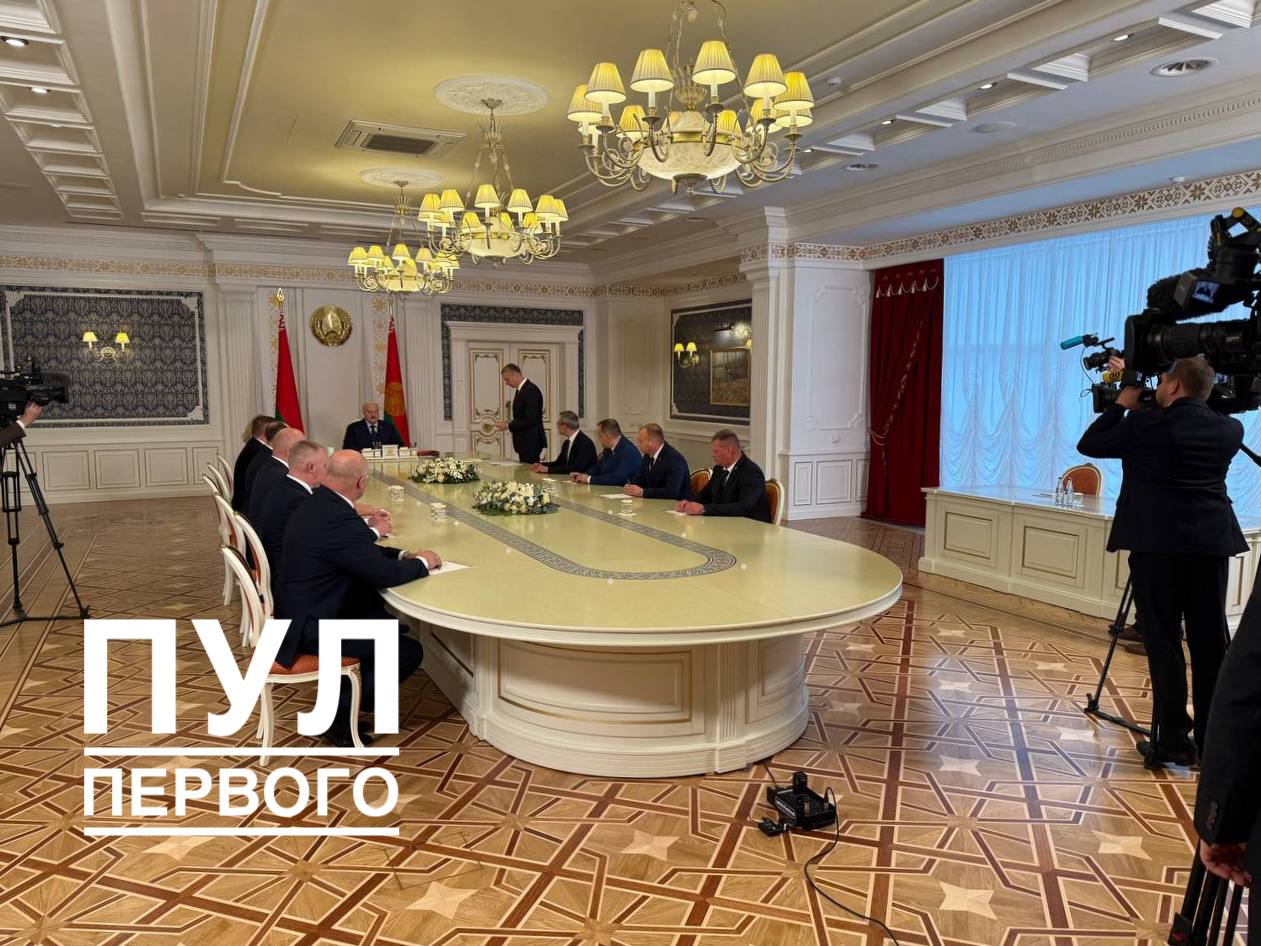 Президент принимает кадровые решения В списке - 26 человек! Начали с местных органов власти. «Вы ответственны за развитие промышленности и сельского хозяйства. Как делать, как решать, вы знаете. Нужно действовать. Действуйте более решительно, приводите свои территории в порядок, не обижайте людей», - сказал Александр Лукашенко, обращаясь к местным органам власти.