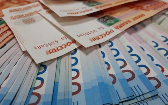 В Мелитопольском районе Запорожской области сотрудники полиции выявили факт вымогательства В дежурную часть отдела полиции «Веселое» Управления МВД России «Мелитопольское» поступило заявление от местной жительницы поселка городского типа Веселое. Женщина рассказала полицейским о том, что ее знакомый под угрозой применения насилия завладел ее денежными средствами. Общая сумма ущерба для потерпевшей составила 50 тысяч рублей. ℹ В ходе проведения оперативно-розыскных мероприятий по горячим следам участковые уполномоченные полиции отдела полиции «Веселое» УМВД России «Мелитопольское» установили и задержали подозреваемого. Им оказался ранее судимый 40-летний местный житель поселка Веселое, от которого поступил протокол явки с повинной. По данному факту возбуждено уголовное дело по части 1 статьи 163 Уголовного Кодекса Российской Федерации «Вымогательство под угрозой применения насилия либо уничтожения или повреждения чужого имущества». Согласно действующему законодательству, за совершение данного преступления предусмотрено наказание в виде лишения свободы на срок до 4 лет.