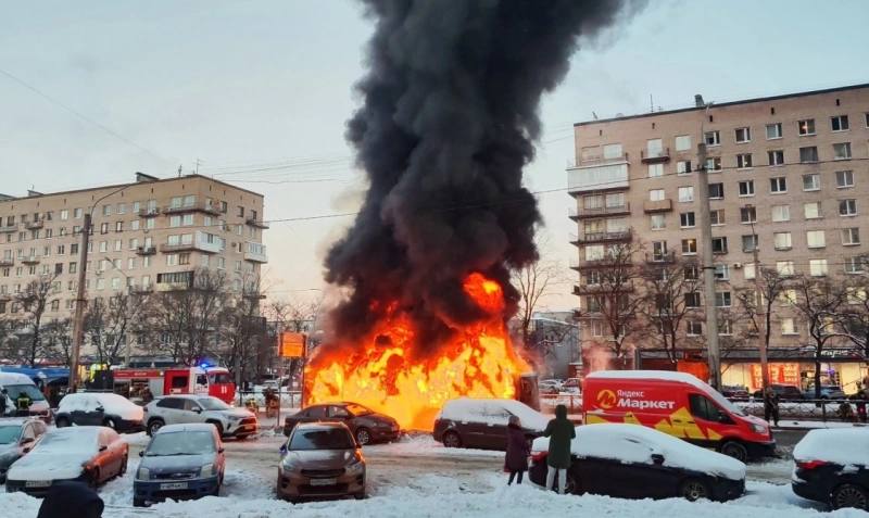 Поляков объяснил причины возгорания лазурных автобусов в Петербурге  Вице-губернатор Санкт-Петербурга Кирилл Поляков связал проблему возгорания автобусов в городе с санкциями против России, в том числе против российских производителей техники. Сейчас производители заменяют комплектующие подвижного состава.    По его словам, зачастую подобные инциденты происходят с автобусами, поставленными в Петербург в 2022 г., когда в отношении страны были введены жесткие санкции, которые создали дополнительные трудности для производителей.   «Наши производители на сегодняшний день меняют конструкцию подвижного состава. С гидропривода переходят на электропривод на автобусах, радиаторы, которые сегодня поступают. Мы сейчас тестируем эти автобусы, смотрим, как они себя зарекомендуют», – сказал Поляков.   : spb_today    Подпишитесь на «Ведомости Северо-Запад»