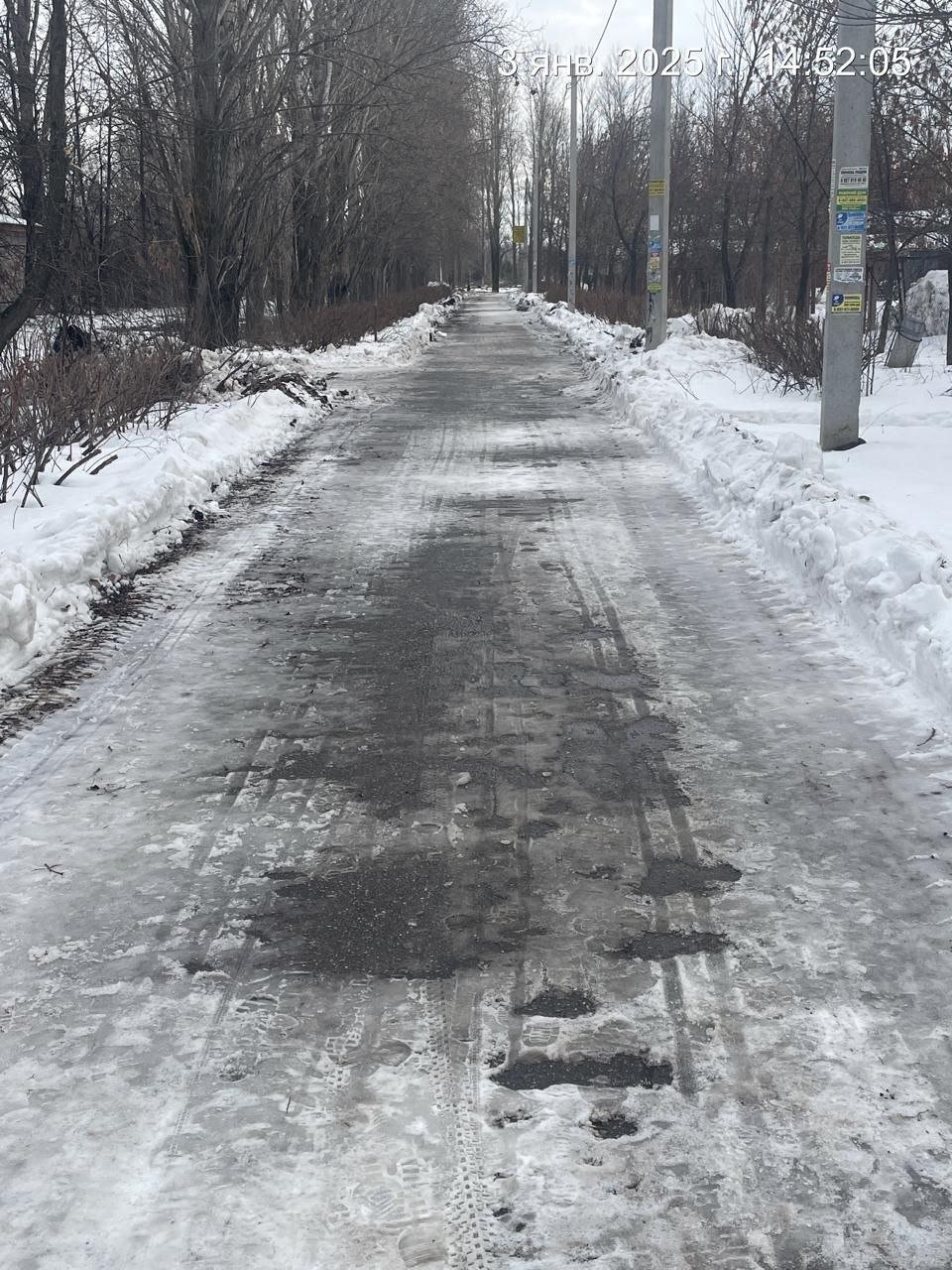 Днём 3 января в Ульяновске продолжается вывоз снега, очистка остановок и тротуаров  Во всех видах работ задействованы 66 единиц спецтехники и шесть бригад рабочих ручного труда.  В Заволжском районе  с помощью тракторных погрузчиков вывозят снег с проспекта Созидателей.  Привлеченная техника очищает  тротуары и проезды к социальным учреждениям.  На особом контроле главы города Александра Болдакина остаётся расчистка и посыпка тротуаров, пешеходных зон, остановочных площадок и подходов к них. Здесь работают дворники.