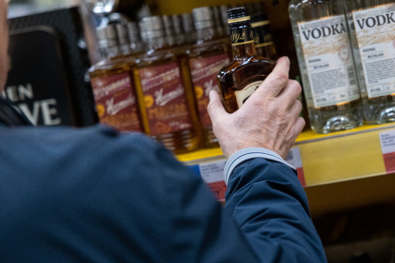 Алкомаркеты в Вологодской области все Таких магазинов в регионе больше не существует заявил губернатор Георгий Филимонов Все 610 точек в области закрылись или были перепрофилированы среди их товаров остается только 20 алкоголя Переформатирование касается и местных наливаек уже 75 из 125 точек закрыто или переведено в формат кафе Как вам мера Супер Вот бы так по всей России Это уже как то перебор   Подпишитесь на Абзац TG VK Дзен MAX Rutube