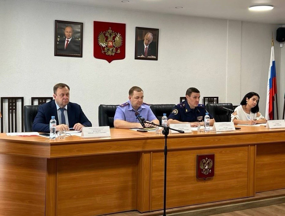 Руководитель СУ СК России по Саратовской области провел прием потерпевших по уголовному делу из числа детей-сирот Руководитель следственного управления Следственного комитета Российской Федерации по Саратовской области Дмитрий Александрович Костин провел личный прием граждан, являющихся потерпевшими по уголовному делу, возбужденному по фактам нарушений при предоставлении жилых помещений детям-сиротам. В мероприятии приняли участие министр строительства и жилищно-коммунального хозяйства Саратовской области Михаил Александрович Бутылкин, член Общественной палаты и директор СРОО «Комитет многодетных семей» Ирина Павловна Алешина, сотрудники следственного управления, органы местного самоуправления. Основной темой встречи стали вопросы, связанные с ходом и результатами расследования уголовного дела и восстановлением нарушенных жилищных прав граждан. В ходе приема Д.А. Костин проинформировал участников о результатах предварительного расследования. Так, Новоузенским межрайонным следственным отделом ранее было возбуждено уголовное дело по признакам преступления, предусмотренного ч. 1 ст. 293 УК РФ халатность , по факту предоставления жилых помещений детям-сиротам в домах, расположенных по переулку Парковому в городе Новоузенске. С 2016 года в жилых домах по указанному адресу проявляются серьезные строительные дефекты: многочисленные трещины на стенах, протечки кровли, а также поражение стен грибком. Согласно проведенной по делу экспертизе, фактическое состояние зданий не соответствует требованиям проектной документации, что делает проживание в этих домах невозможным. Д.А. Костин поручил руководителю Новоузенского межрайонного следственного отдела активизировать работу по делу, обеспечить скорейшее завершение расследования и принятие процессуального решения в отношении виновных лиц. По итогам приема обсуждены пути взаимодействия органов власти и общественных организаций с целью оперативного решения жилищных проблем граждан. Особое внимание уделено пострадавшим от недобросовестных действий должностных лиц и обеспечению реализации их законных прав. Рассмотрена возможность признания домов аварийными, а также перспектива предоставления соответствующих жилищных сертификатов. Информационный центр СК России