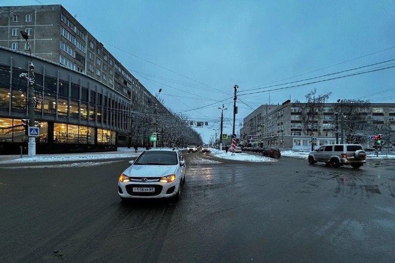 ‼ В районе Речного вокзала в Твери произошло ДТП.   Один из участников в поисках свидетелей произошедшего обратился в местное водительское сообщество ВКонтакте.  Со слов автора поста, авария с участием Lada и Fiat случилась чуть позже 15:00, а ее виновник – водитель Fiat Ducato, скрылся с места.  Второй участник столкновения оформил ДТП в одностороннем порядке: сделал фото и сообщил в ГАИ.   После этого он вновь сел за руль и поехал вслед за «Фиатом».  Мужчина своей вины не признал, и начал обвинять автора публикации в мошенничестве: «Он стал кому-то звонить и обвинять меня в мошенничестве и подставе, хотя сам при повороте налево зачем-то начал перестраиваться в меня, после чего вернулся в свой ряд и повернул налево, вроде как решили, что едем в гаи, он там так и не появился», - утверждает водитель Lada.  ЧП Тверь - подписаться