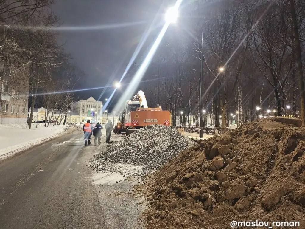 Классика На Вологодской раскопали новый асфальт рядом с привокзальным сквером Утечка Воду отключили идет ремонт По словам Романа Маслова завершить работы планируют ориентировочно до 6 утра завтрашнего дня