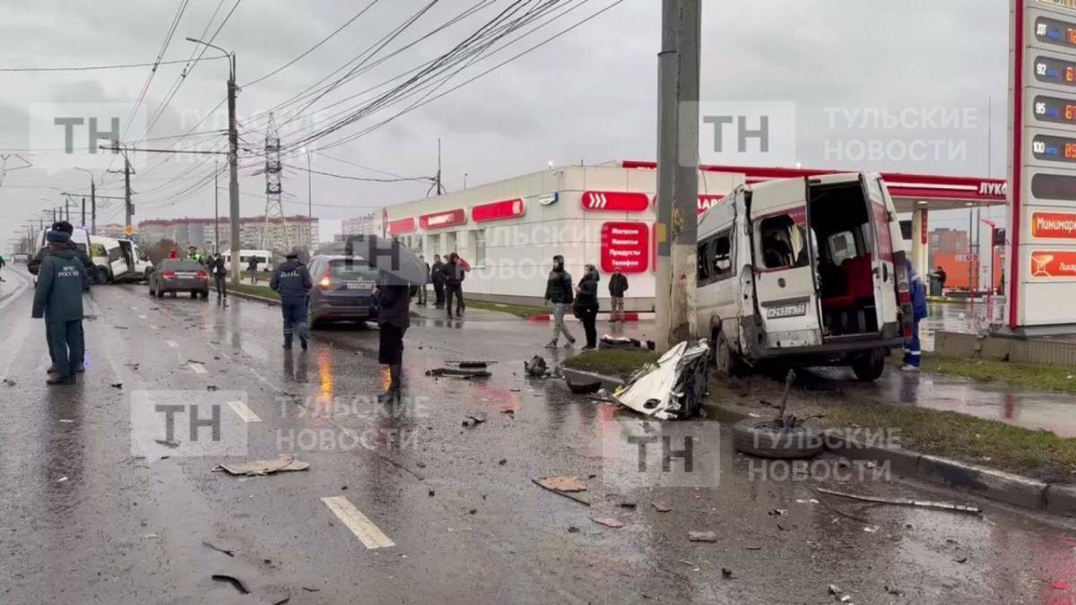 В отношении чиновников Тулгорэлектротранса возбуждено уголовное дело после трагедии на Пролетарском мосту После прокурорской проверки был установлен факт ненадлежащего исполнения чиновниками контроля за содержанием рельсовых путей в результате чего произошел сход трамвая с рельсов Напомним авария 31 октября унесла жизни 5 ти пассажиров