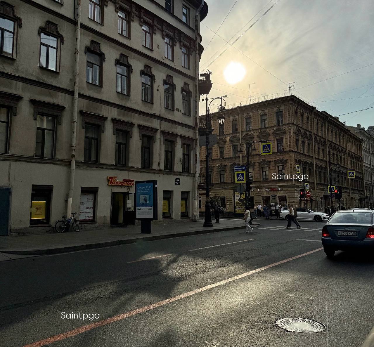 Официально в Петербурге зафиксировано сильное его загрязнение воздуха из-за песчаных бурь, особенно в Выборгском, Приморском и Петроградском районах.  В некоторых местах уровень пыли превышает норму в 10 раз и более. Так, на улице Карбышева концентрация частиц РМ10 была в 15 раз выше допустимой нормы, а РМ2,5 — в 11 раз. Аналогичные данные выявлены на улице Профессора Попова и других районах города, включая Красногвардейский и Пушкин. Даже в Центральном парке культуры и отдыха загрязнение воздуха превышает норму в 5 раз.     – жми тут / Прислать новость  #спб #питер #Петербург