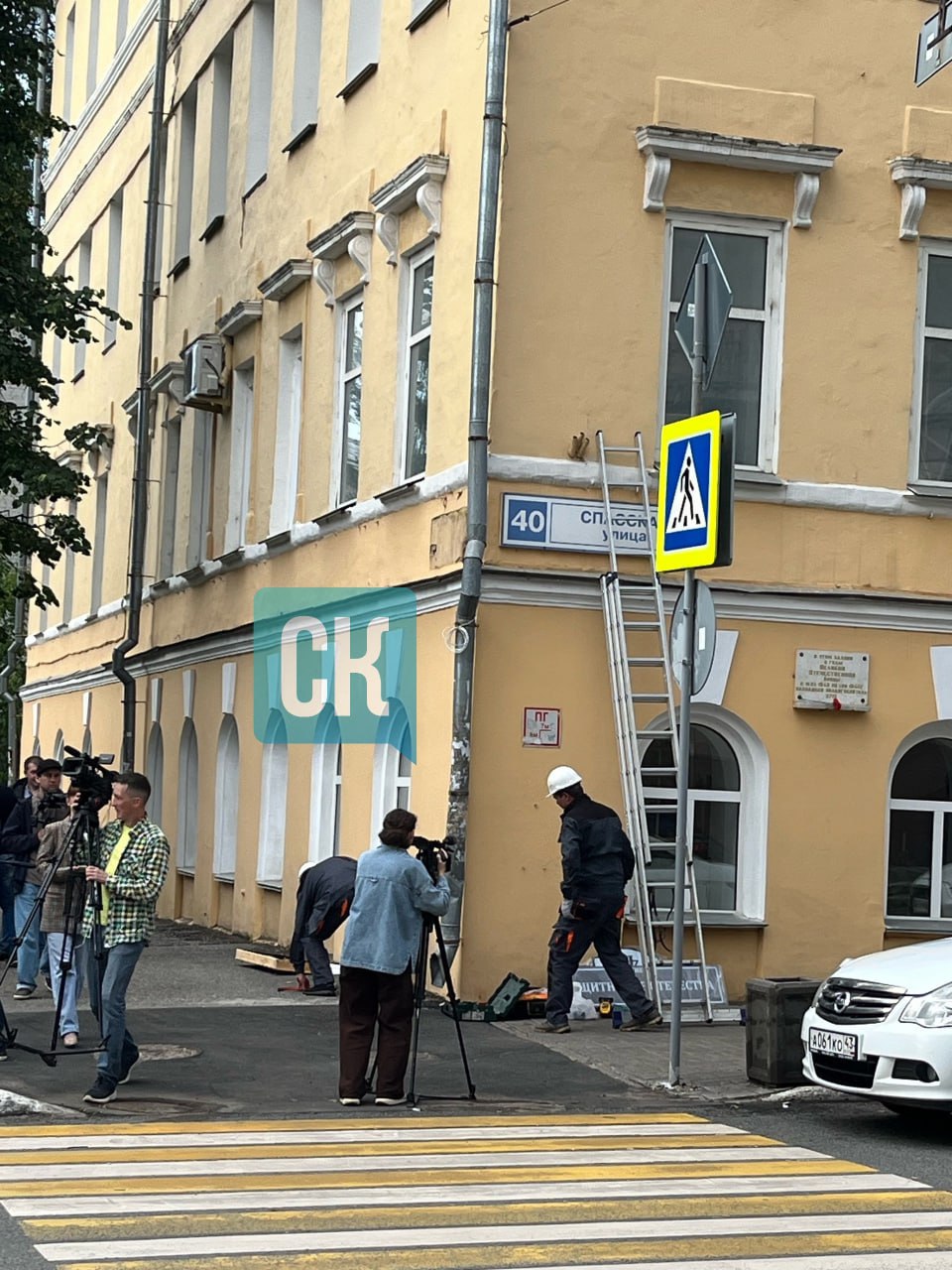 В Кирове начали менять таблички на улицах, которые переименовали.  Напомним, что с 1 июля в Кирове официально изменятся названия семи улиц: Володарского станет Никитской, Урицкого — Успенской, Розы Люксембург — Морозовской, Дерендяева — Всесвятской, Карла Маркса — Владимирской, Карла Либкнехта — Защитников Отечества, а Горбачева — улицей Альберта Лиханова.  Всего нужно заменить 1100 уличных указателей и номеров домов. Работы по установке новых табличек пройдут с 1 июля по 1 августа 2025 года.