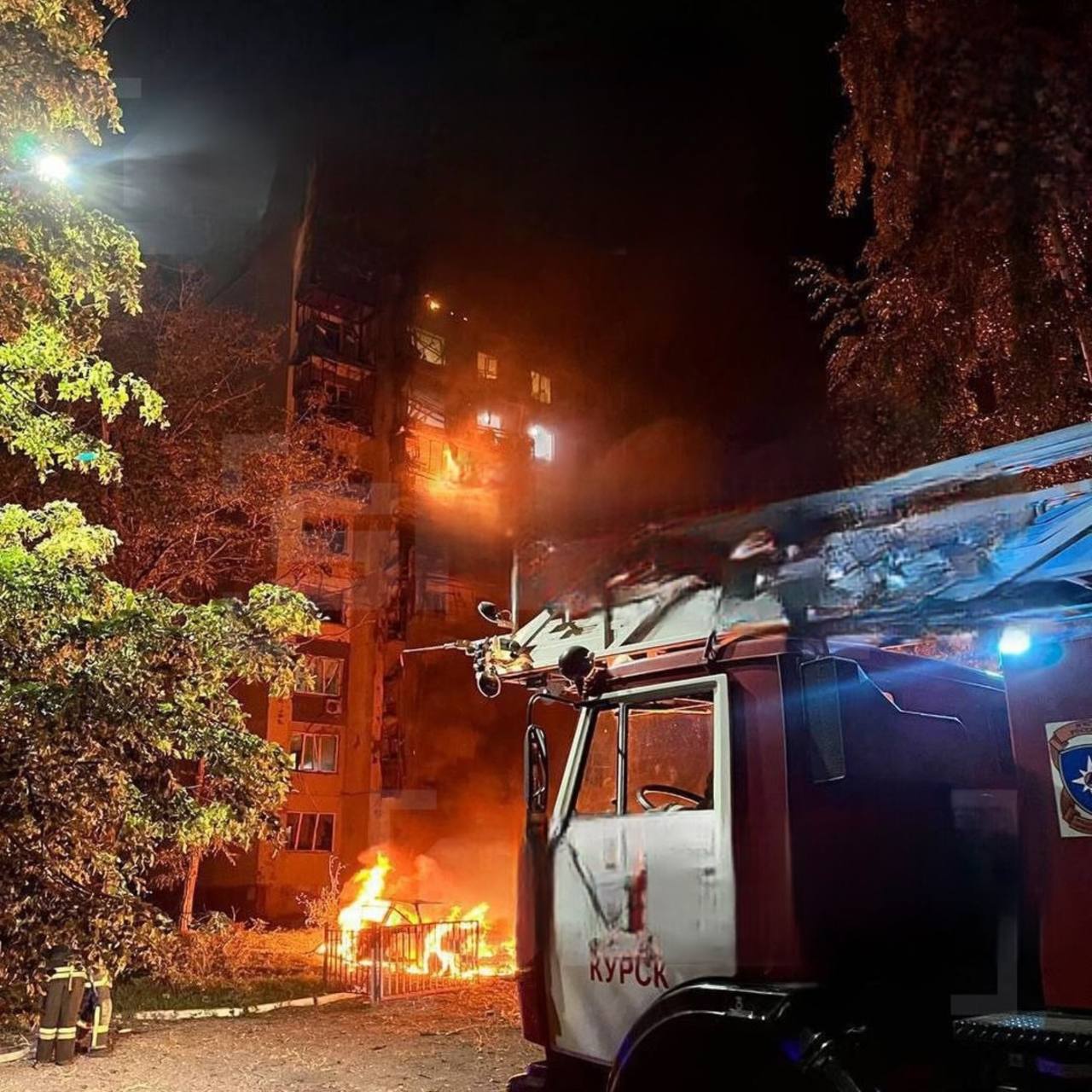 Беспилотник ВСУ попал в жилую многоэтажку в Курске.  Предварительно, есть пострадавшие. В здании началось сильное возгорание. На место инцидента уже прибыли экстренные службы, людей эвакуируют.    Интеграция: telega.in/c/svodka138