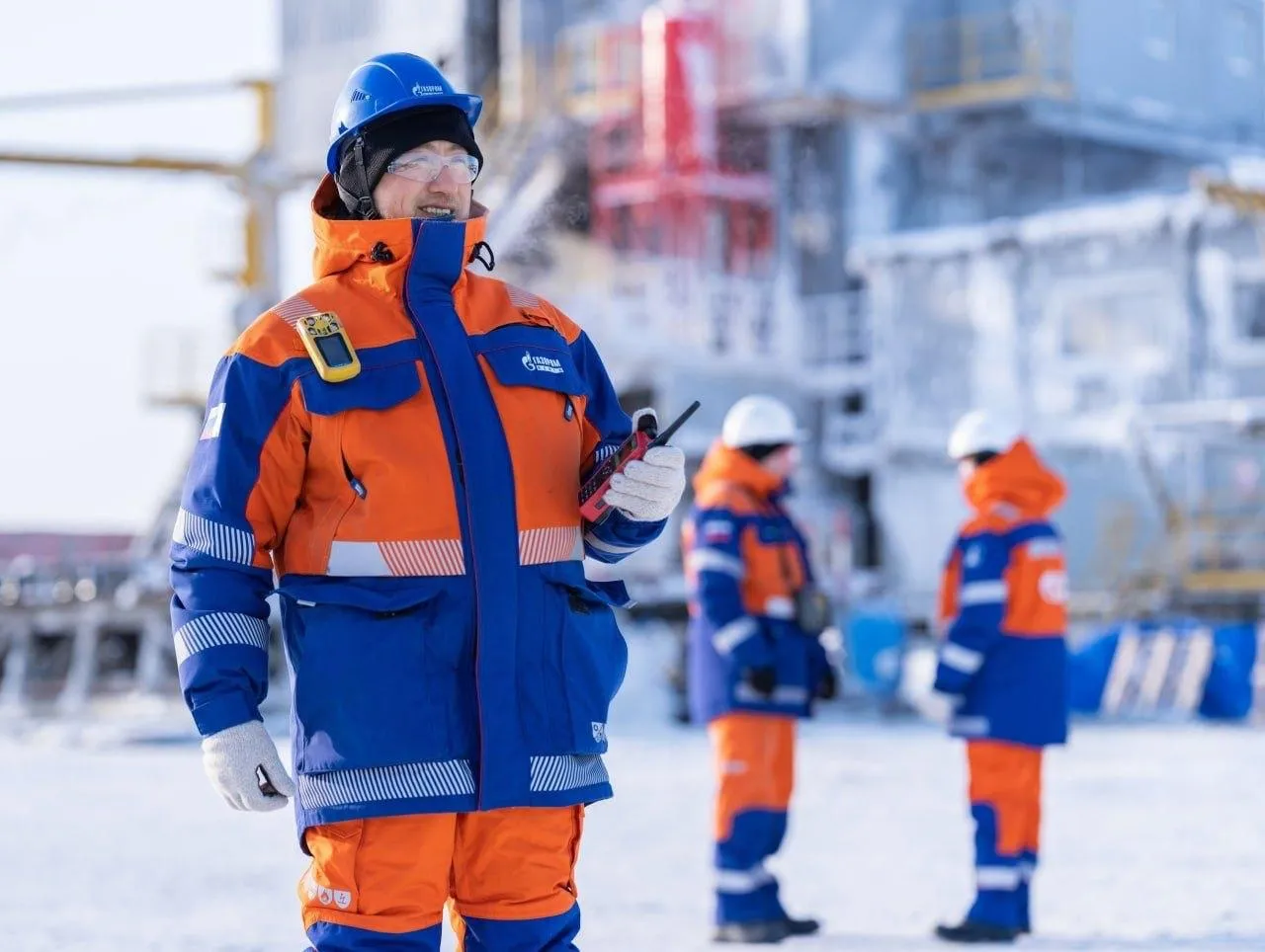 На Уренгойском месторождении началась добыча ачимовской нефти на участке 6А Группа Газпром начала добычу нефти на участке 6А ачимовских залежей Уренгойского месторождения Разработка ведется из трудноизвлекаемых залежей расположенных на глубине 3400 3700 метров при аномально высоких пластовом давлении и температуре Разработку участка ведет Газпром нефть в рамках долгосрочного рискового операторского договора с недропользователем Газпром добыча Уренгой Для рентабельной добычи применены современные решения на основе 3D модели недр строятся протяженные горизонтальные скважины а приток нефти обеспечивает многостадийный гидроразрыв пласта Компания намерена построить на участке более 40 высокотехнологичных скважин и использовать уже имеющуюся инфраструктуру месторождения Генеральный директор Газпромнефть Заполярья Владимир Крупеников отметил что разработка колоссальных запасов ачимовской толщи которое долгое время было вызовом для отрасли стала возможным благодаря цифровому моделированию и высокотехнологичному бурению Полученный опыт планируется тиражировать для добычи сложных углеводородов по всей Западной Сибири