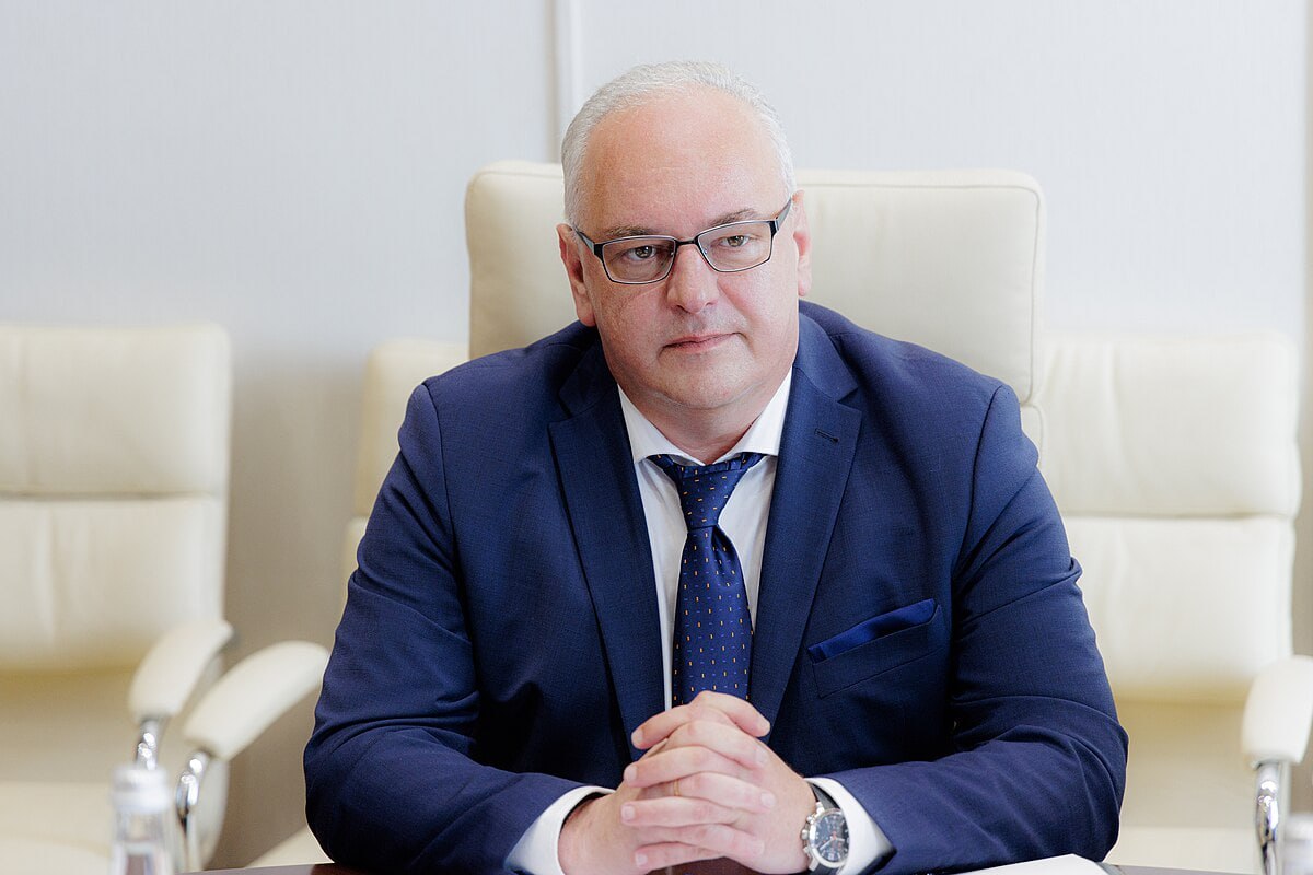 Украина исключительно за мирное урегулирование молдо-приднестровского конфликта. Об этом заявил посол Украины в Молдове Паун Роговей и подчеркнул - при соблюдении территориальной целостности Молдовы.   По словам Роговея, Киев считает, что в ближайшее время формат «5+2» не сможет возобновиться:  «Сейчас сторонам можно и нужно вести диалог в формате 1+1».  Роговей добавил: ОГРВ не представляет серьезной опасности для Украины, а боеприпасы в Колбасно лишены особой ценности.