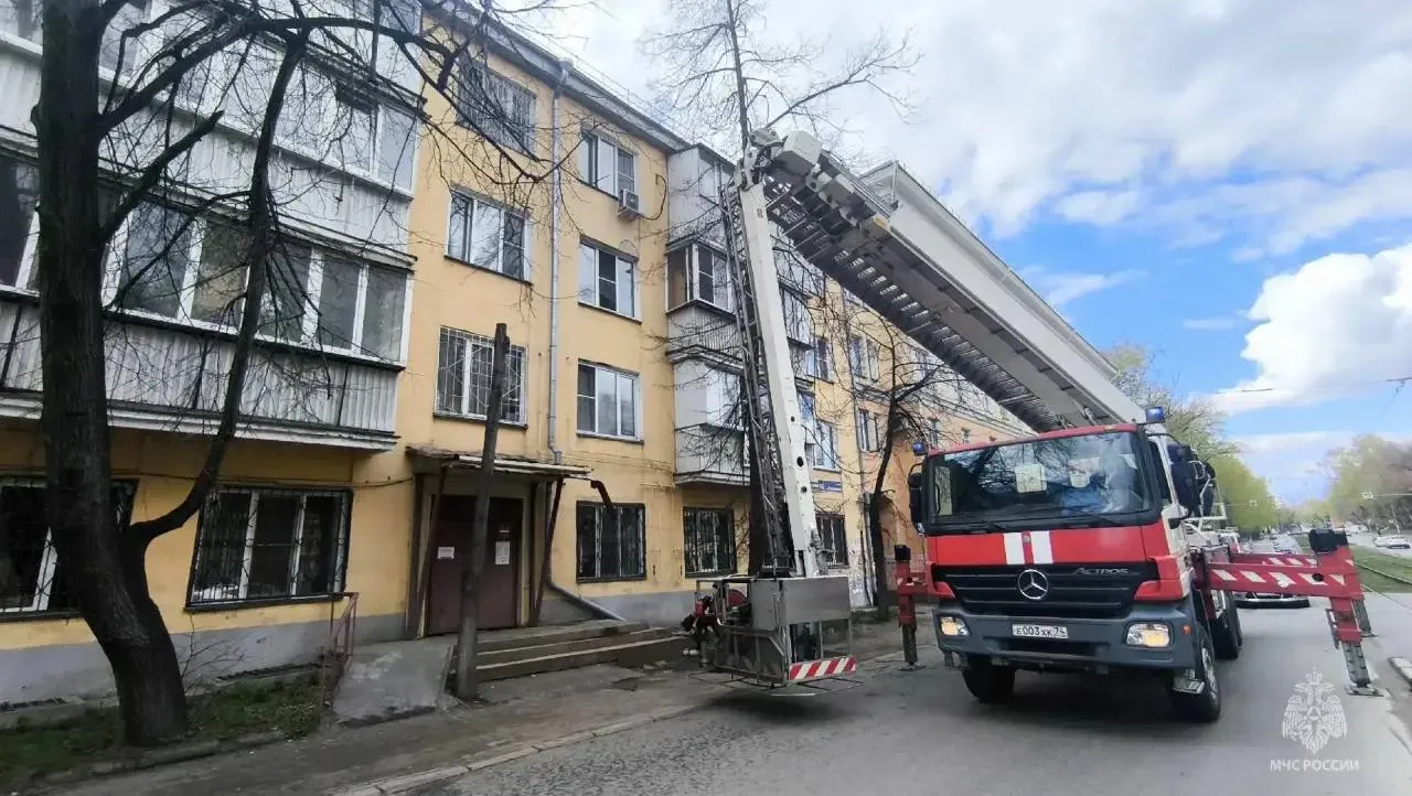 Дедушка погиб в пожаре в Челябинске Возгорание произошло в доме на Российской Сотрудники МЧС смогли спасти 6 человек их вывели из подъезда Еще четверых челябинцев спустили с помощью автолестницы среди них двое детей Мы в VK Мы в MAX