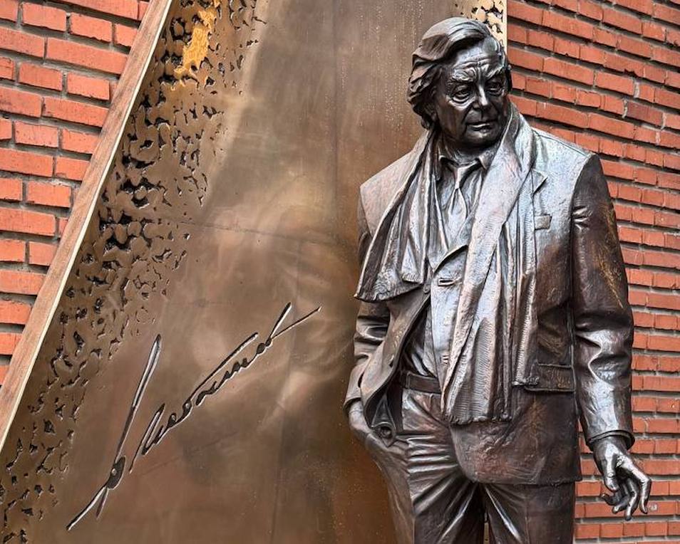 Сегодня в Москве открыли памятник Юрию Петровичу Любимову Ниже слова вдовы Юрия Петровича Каталин Любимовой А теперь пришёл момент когда я могу наконец произнести слова благодарности всем тем кто помогали в создании памятника Прежде всего от всего сердца благодарю Валерия Фокина за самоотверженное долгое и совсем нелегкое восхождение к цели создание Памятника Без него ничего не получилось бы и можно было отложить эту прекрасную идею на долгие годы Низкий поклон от меня Валерию Фокину Мастеру театрального искусства и благородному Человеку Памятник создан в том числе и при участии Александринского театра До церемонии открытия из за закрытого неба к сожалению добраться не смог Фото из соцсетей Театра на Таганке