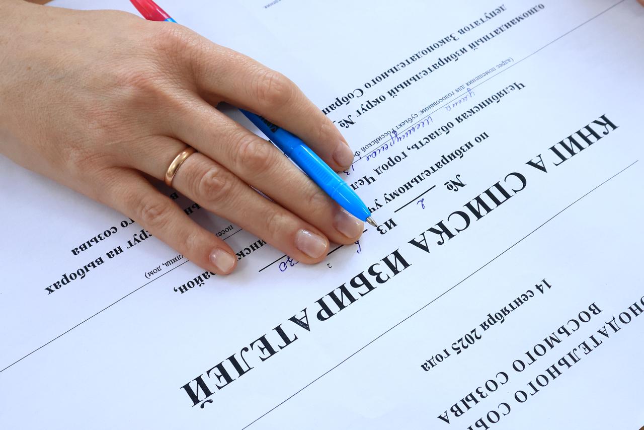 Названо количество южноуральских избирателей по состоянию на 1 января Избирательная комиссия Челябинской области дважды в год 1 января и 1 июля обязана уточнять количество избирателей зарегистрированных в регионе В пресс службе избиркома отметили что в реестр попадают только совершеннолетние граждане обладающие активным избирательным правом и зарегистрированные на территории области По уточнённым данным избирательной комиссии по состоянию на 1 января нынешнего года на Южном Урале насчитывается 2 578 639 избирателей Почти половина из них более 1 2 миллиона зарегистрировано в крупных городах Челябинске и Магнитогорске Среди же других городских округов самым населённым оказался Миасс в котором проживает 130 3 тысяч избирателей а вот самый компактный из городов Локомотивный почти 3 7 тысяч Если говорить о муниципальных округах то самым крупным стал Сосновский В нём зарегистрировано 67 тысяч избирателей Самый же малочисленный Нязепетровский 12 7 тысяч iksrf74 eugenejut