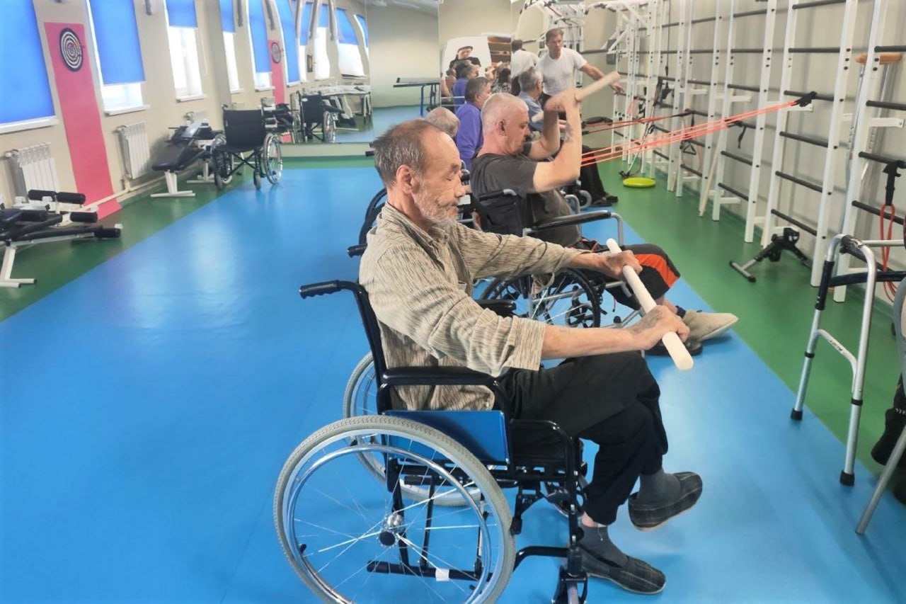 Постояльцы пансионата «Опора» в Биробиджане укрепляют здоровье с помощью нового оборудования  Благотворительный фонд «Старость в радость» передал пансионату разнообразные тренажеры, мячи, эластичные ленты и другие приспособления для людей пожилого возраста с разными потребностями. Пожертвование предназначено для занятий адаптивной физкультурой.  Новый инвентарь позволит инструктору проводить эффективную работу, направленную на укрепление мышц, улучшение координации и равновесия, а также повышение общей подвижности жильцов пансионата.  Регулярные упражнения адаптивной физкультурой имеют много положительных факторов. Они помогают предотвратить потерю мышечной массы, улучшают кровообращение, снижают риск падений и переломов. Более того – способствуют поддержанию когнитивных функций. Занятия в группе создают благоприятную атмосферу, где люди могут общаться, поддерживать друг друга и получать положительные эмоции.  Знакомство с российским негосударственным благотворительным фондом «Старость в радость» состоялось в прошлом году, когда его представители приехали в недавно открытый пансионат – для того чтобы определить направления поддержки учреждения.  С этого момента завязались тесные отношения. Меценаты оказывают не только материальную помощь, ведется большая информационно-методическая деятельность. Регулярно проводятся вебинары, где обсуждаются нововведения в нормативно-правовой базе, рассматривается опыт других регионов страны, разбираются передовые методики работы в разных сферах: психологии, культурологии, организации питания, адаптивной физкультуры, изучаются потребности социальных учреждений.  В ближайшее время в пансионат «Опора» поступит электрический подъемник для лежачих, что значительно облегчит уход и улучшит жизнеобеспечение подопечных с инвалидностью.  «Старость в радость» – российский негосударственный благотворительный фонд , занимающийся помощью инвалидам и пожилым людям в трудной жизненной ситуации. Как домашним, так и проживающим в социальных учреждениях.